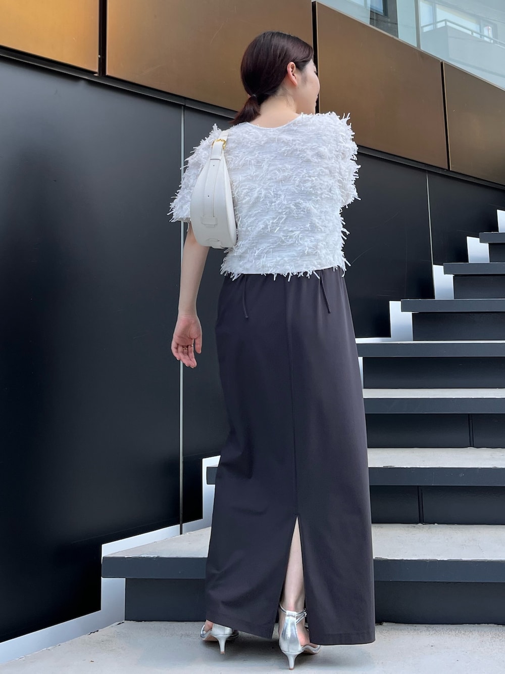 ホワイト系のその他トップス、グレー系のワンピース、シルバー系のサンダルを着用したレディースの春コーディネートの3枚目の写真