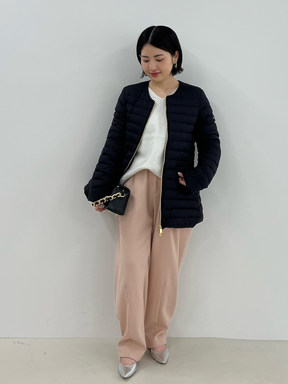 「休日スタイル、冬コーデ、きれいめカジュアル、秋冬コーデ、オトナ女子、低身長、低身長コーデ、低身長女子、お出かけコーデ、タトラス、ダウン、冬アウター」｜「NOLLEY’S Sophiのモヘヤラメスパンコール2WAYプルオーバーニット（ニット/セーター、ホワイト系）」を使った、KAKOさん（レディース・148cm）の秋コーディネートの2枚目の写真