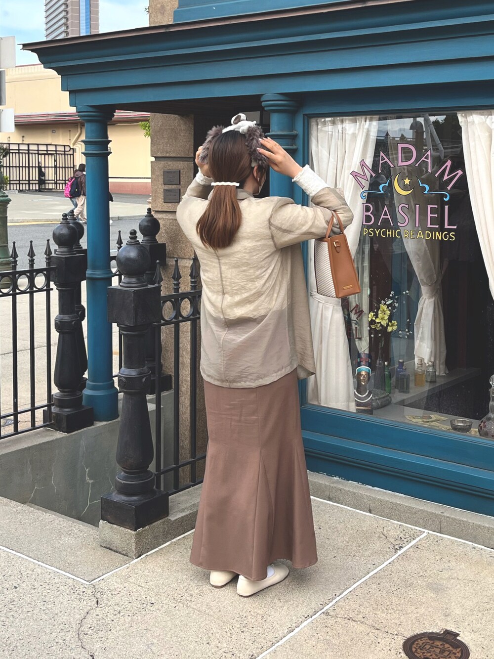 「ローリーズファーム(LOWRYS FARM)、カスタネ(Kastane)、休日コーデ、お出かけコーデ、シンプルスタイル、シースルー、マーメイドスカート、足袋バレエ、淡色コーデ、淡色女子、淡色」｜「Kastaneのパイルジャガード2WAYプルオーバー（Tシャツ/カットソー、ホワイト系）」を使った、ちーたむさん（レディース・160cm）の春コーディネートの2枚目の写真