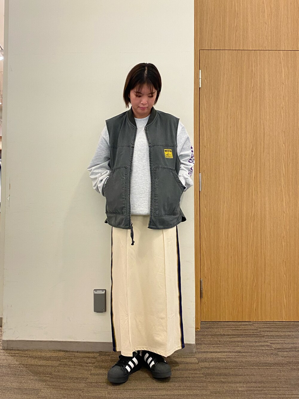 ベージュ系のスカート、ホワイト系のソックス/靴下を着用したレディースの冬コーディネートの2枚目の写真