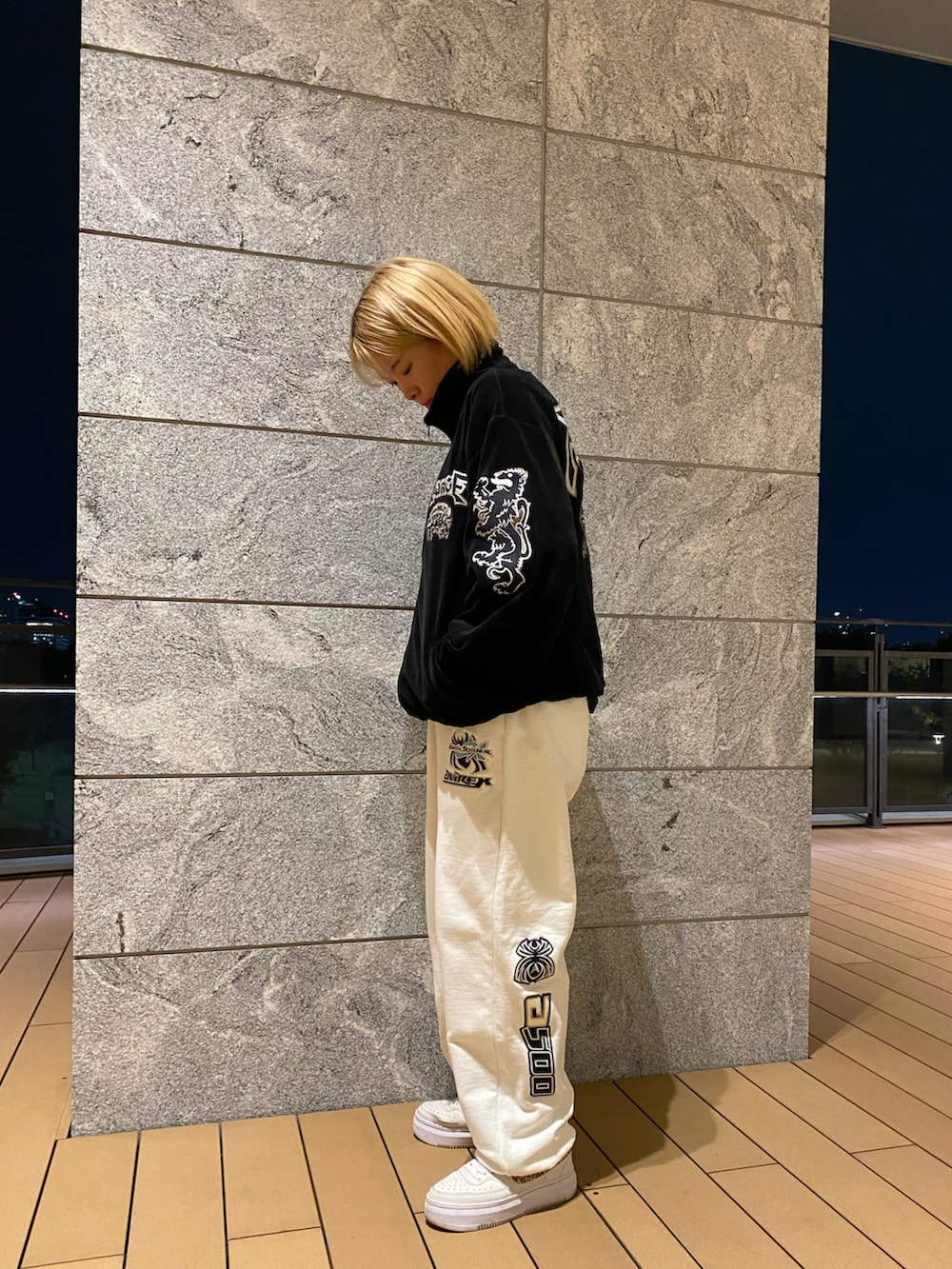 ブラック系のジャージ、ホワイト系のスウェットパンツを着用したレディースの冬コーディネートの2枚目の写真