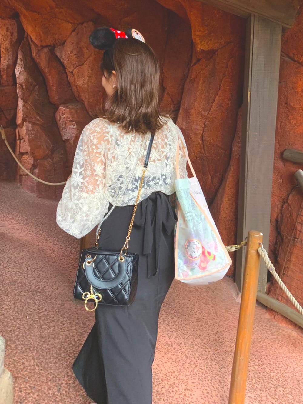 ホワイト系のシャツ/ブラウス、ブラック系のショルダーバッグ、ブラック系のワンピースを着用したレディースの夏コーディネートの3枚目の写真