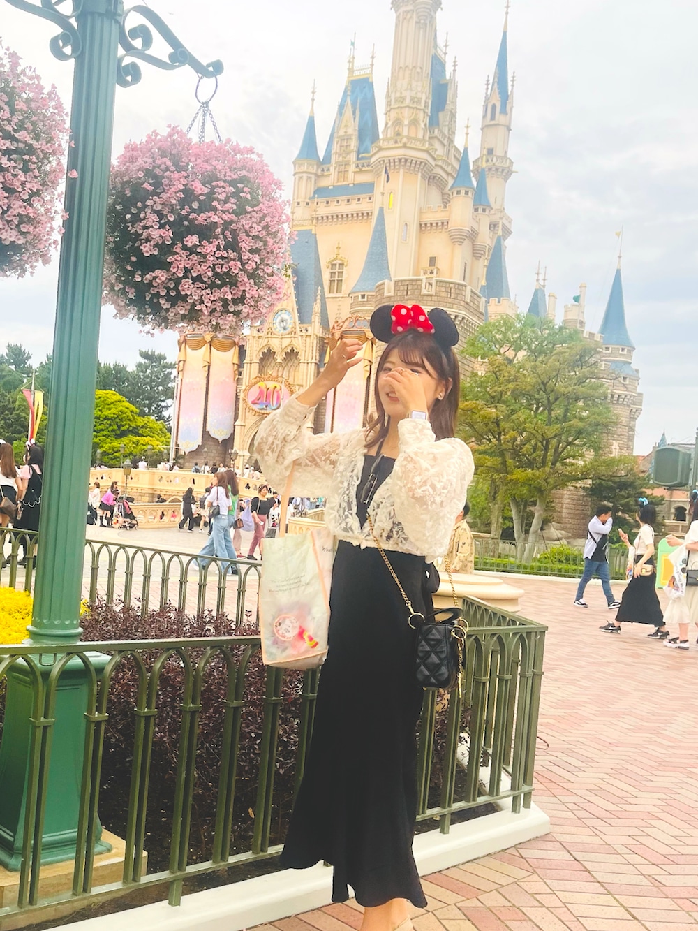 ホワイト系のシャツ/ブラウス、ブラック系のショルダーバッグ、ブラック系のワンピースを着用したレディースの夏コーディネートの2枚目の写真