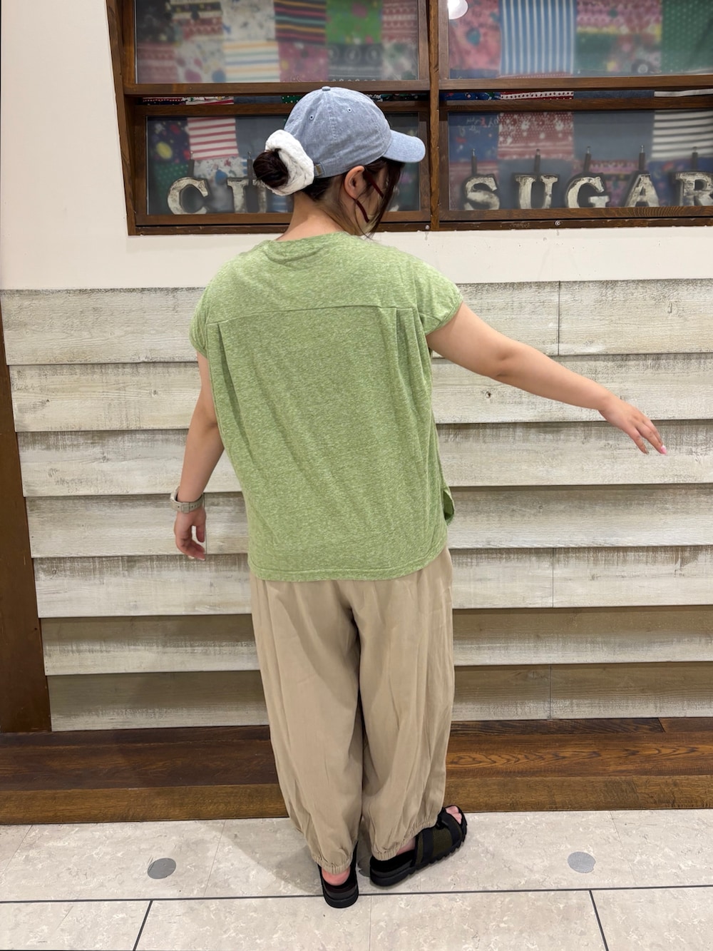 「CUBE SUGAR、キューブシュガー、カジュアル、カジュアルコーデ、大人カジュアル、チェック、チェックシャツ、ドルマン、ドルマンシャツ、フレンチ、フレンチスリーブ、綿100％、夏、夏コーデ、ワイドパンツ」｜「CUBE SUGARの30/-天竺片染タックフレンチスリーブTシャツ（Tシャツ/カットソー、ホワイト系）」を使った、CUBE SUGAR 近江八幡店さん（レディース・156cm）の春コーディネートの3枚目の写真