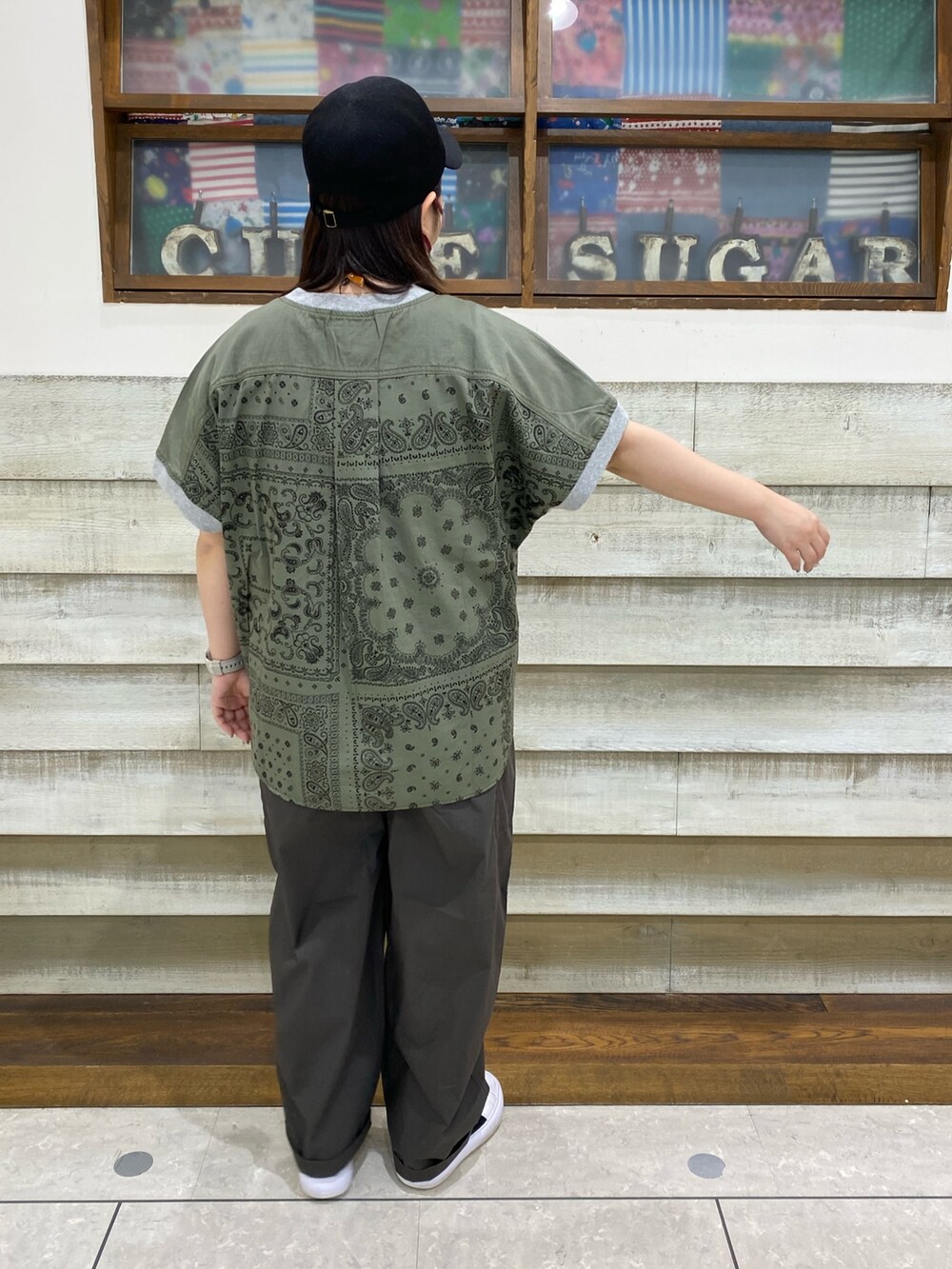 「CUBE SUGAR、ペイズリー、綿パンツ、カーゴパンツ、ストレートパンツ、ブラウス、カジュアル、大人カジュアル、アメカジ」｜「CUBE SUGARのコットンポプリンサイドポケットバルーンパンツ（その他パンツ、ブラック系）」を使った、CUBE SUGAR 近江八幡店さん（レディース・156cm）の春コーディネートの2枚目の写真