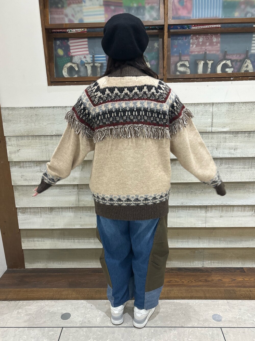 「CUBE SUGAR、カジュアルコーデ、冬コーデ、求心柄、ノルディック柄、ニット、カーディガン、ニットカーディガン、ジップアップ」｜「CUBE SUGARの求心柄ジャガードフリンジ付ジップカーディガン（カーディガン/ボレロ、ベージュ系）」を使った、CUBE SUGAR 近江八幡店さん（レディース・156cm）の冬コーディネートの2枚目の写真