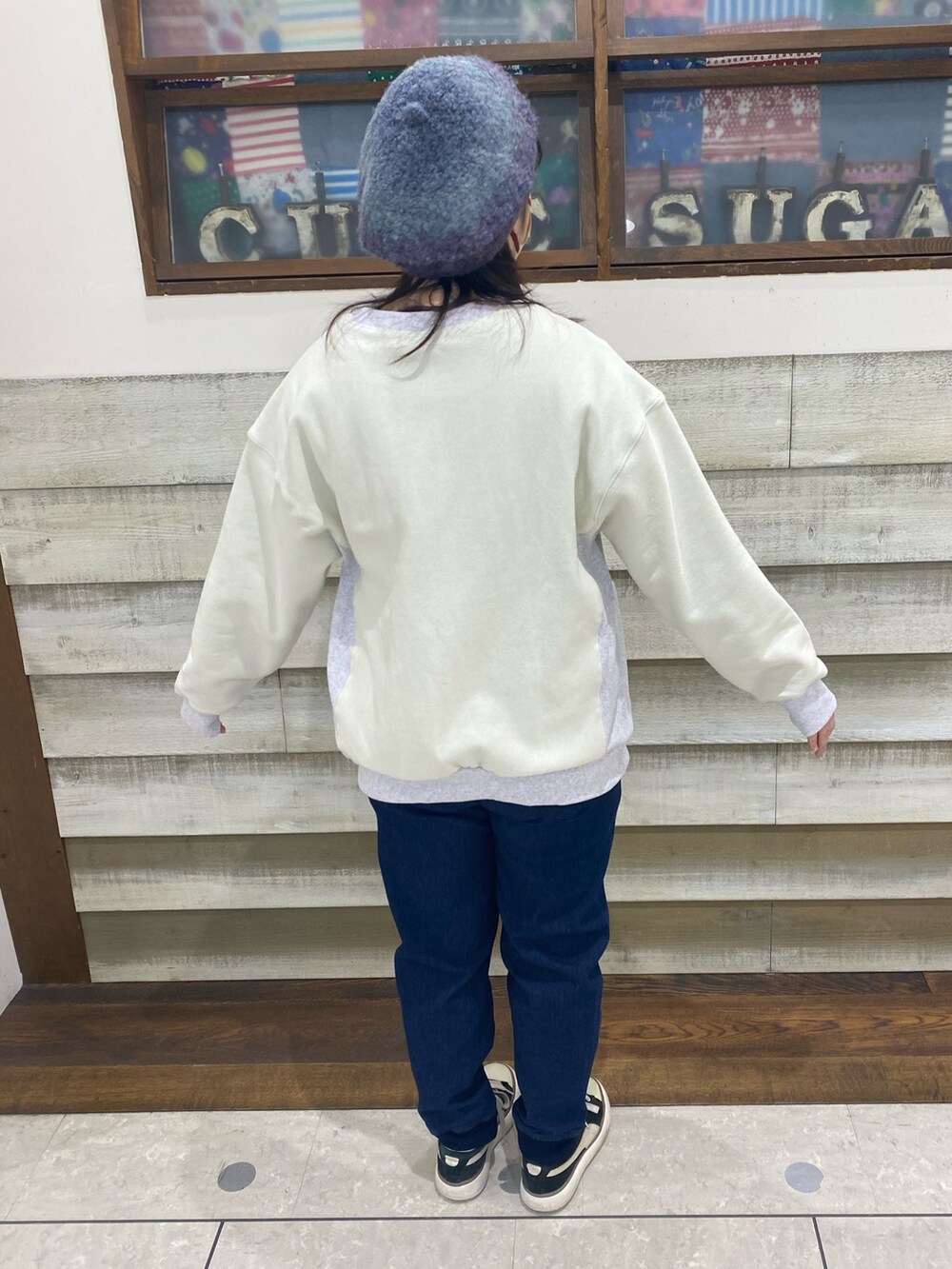 「CUBE SUGAR、スウェット、ジョガーパンツ、裏起毛パンツ、ベレー帽、カジュアルコーデ、アメカジ」｜「CUBE SUGARのモコモコかすりニットベレー帽（ハンチング/ベレー帽、ブルー系）」を使った、CUBE SUGAR 近江八幡店さん（レディース・156cm）の冬コーディネートの2枚目の写真