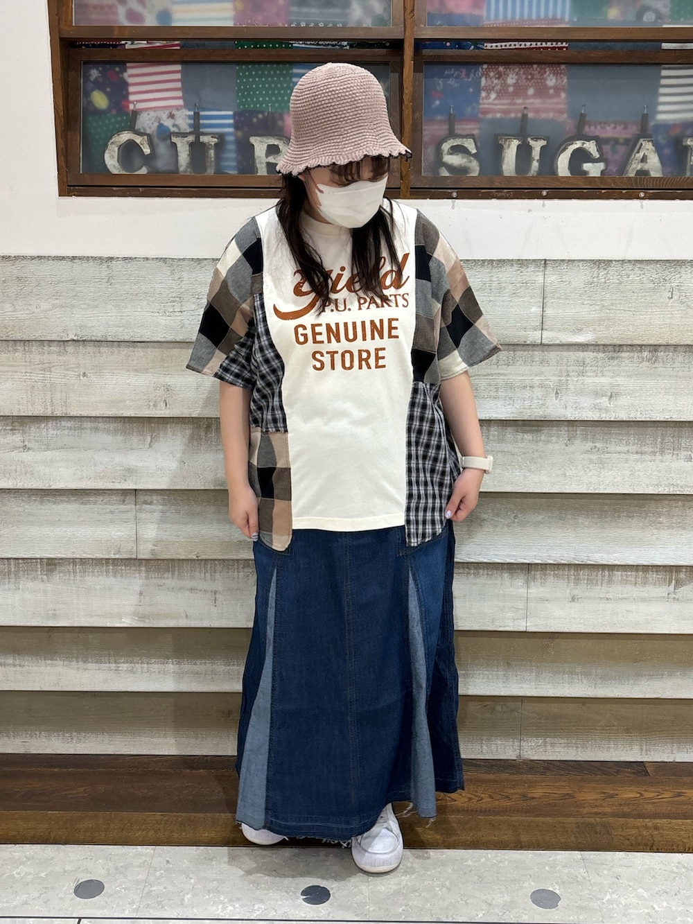 「CUBE SUGAR、キューブシュガー、カジュアルコーデ、デニムスカート、夏コーデ、チェック、ロゴT」｜「CUBE SUGARのOE天竺チェック切替ドルマンTシャツ（Tシャツ/カットソー、ベージュ系）」を使った、CUBE SUGAR 近江八幡店さん（レディース・155cm）の夏コーディネートの2枚目の写真