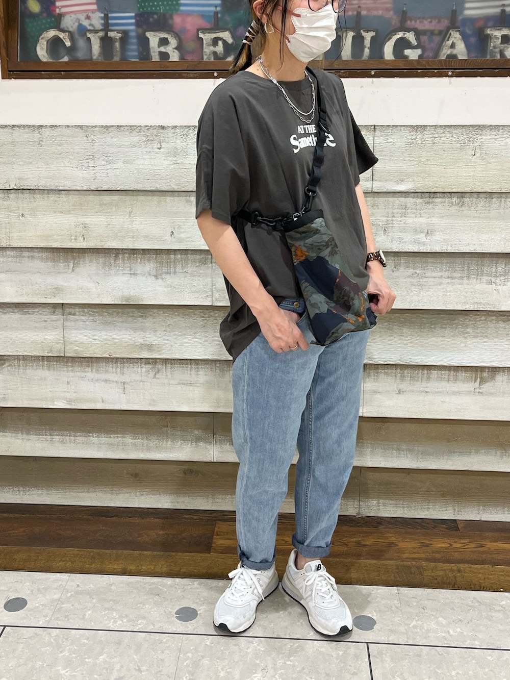 「夏だ！Tシャツ着よう！、Tシャツ、デニムパンツ、ニューバランス、シンプルコーデ、ロゴT、夏コーデ」｜「CUBE SUGARの6.5オンスデニムスリムストレートパンツ（デニムパンツ、ブルー系）」を使った、CUBE SUGAR 近江八幡店さん（レディース・158cm）の夏コーディネートの2枚目の写真