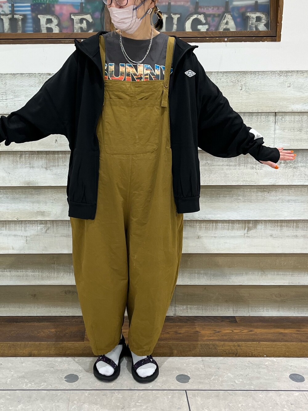 「サロペット、Tシャツ、パーカー、紫外線対策、UVカット、夏だ！Tシャツ着よう！、エアコン対策、キューブシュガー」｜「CUBE SUGARのインクジェットロゴプリントTシャツ（Tシャツ/カットソー、ブラック系）」を使った、CUBE SUGAR 近江八幡店さん（レディース・158cm）の夏コーディネートの2枚目の写真