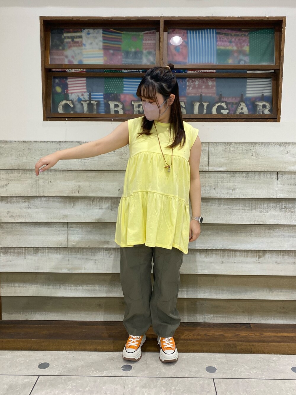 「カジュアルコーデ、カラーコーデ、ティアード、メッシュトップス、メッシュカーディガン、ミリタリーパンツ」｜「CUBE SUGARの綿ナイロン切替ミリタリーパンツ（その他パンツ、グリーン系）」を使った、CUBE SUGAR 近江八幡店さん（レディース・156cm）の春コーディネートの2枚目の写真