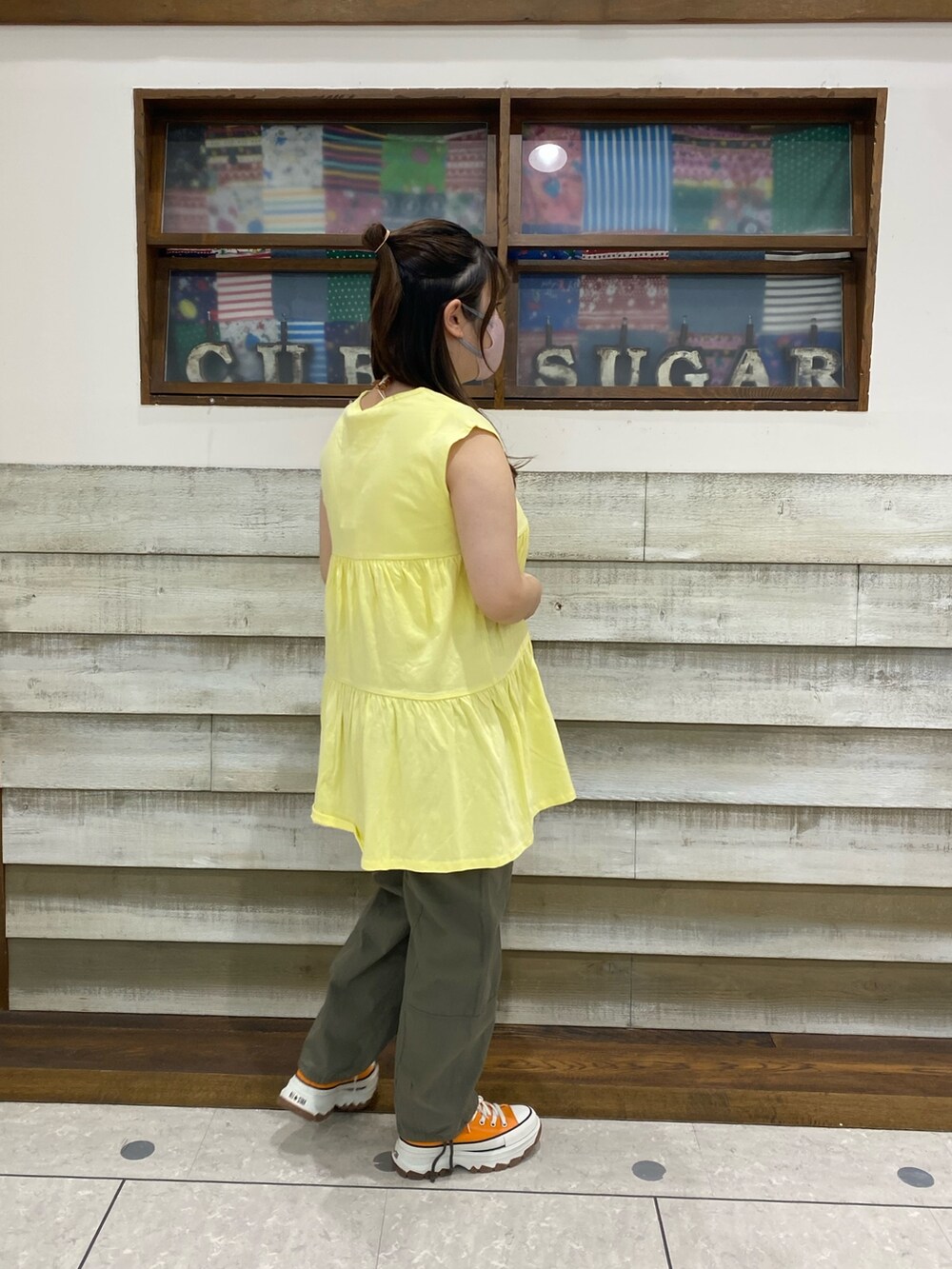 「カジュアルコーデ、カラーコーデ、ティアード、メッシュトップス、メッシュカーディガン、ミリタリーパンツ」｜「CUBE SUGARの綿ナイロン切替ミリタリーパンツ（その他パンツ、グリーン系）」を使った、CUBE SUGAR 近江八幡店さん（レディース・156cm）の春コーディネートの3枚目の写真