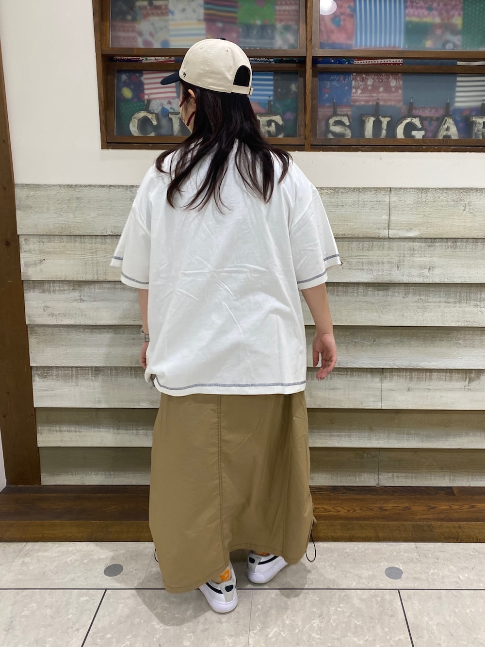 「CUBE SUGAR、キューブシュガー、カジュアル、大人カジュアル、Tシャツ、Tシャツ×スカート、ロゴT、オーバーサイズ」｜「CUBE SUGARの綿ダンプサイドギャザーサスペンダー付きスカート（スカート、ベージュ系）」を使った、CUBE SUGAR 近江八幡店さん（レディース・156cm）の春コーディネートの2枚目の写真