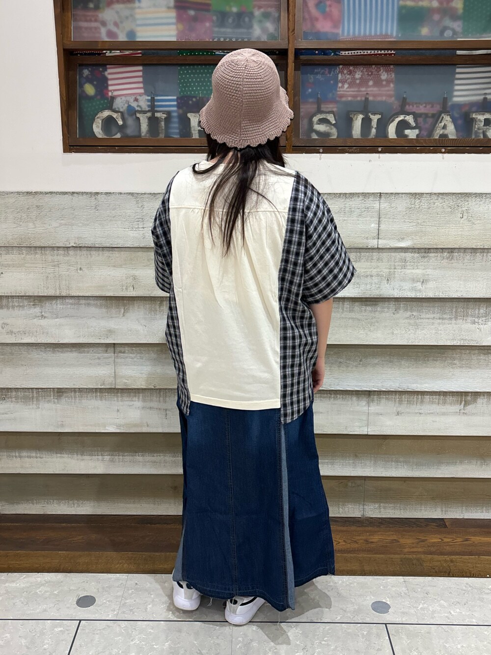 「CUBE SUGAR、キューブシュガー、カジュアルコーデ、デニムスカート、夏コーデ、チェック、ロゴT」｜「CUBE SUGARのOE天竺チェック切替ドルマンTシャツ（Tシャツ/カットソー、ベージュ系）」を使った、CUBE SUGAR 近江八幡店さん（レディース・155cm）の夏コーディネートの3枚目の写真