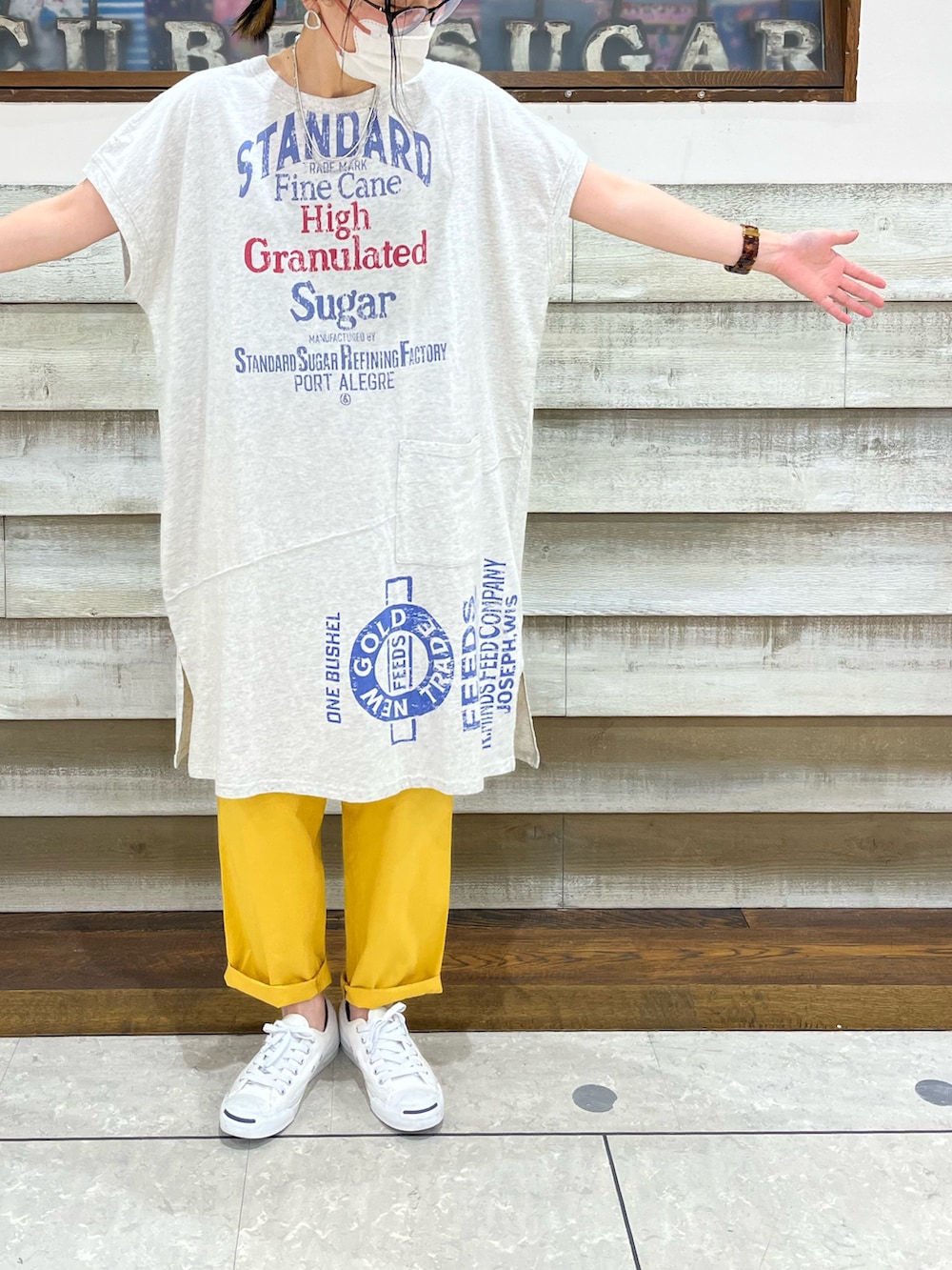「ロゴT、フェススタイル、夏コーデ、ワンピース、スニーカー」｜「CUBE SUGARのロゴプリントビッグTシャツ（Tシャツ/カットソー、ベージュ系）」を使った、CUBE SUGAR 近江八幡店さん（レディース・158cm）の夏コーディネートの2枚目の写真