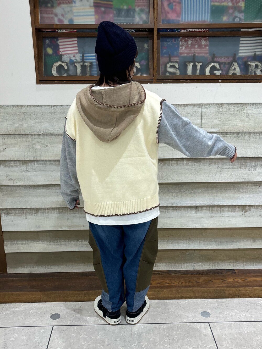 「CUBE SUGAR、キューブシュガー、カジュアルコーデ、アメカジ、ニット、フード付きニット、洗えるニット、デニム、秋冬コーデ」｜「CUBE SUGARのウォッシャブルニットハンドステッチパーカー（パーカー、ホワイト系）」を使った、CUBE SUGAR 近江八幡店さん（レディース・156cm）の秋コーディネートの2枚目の写真