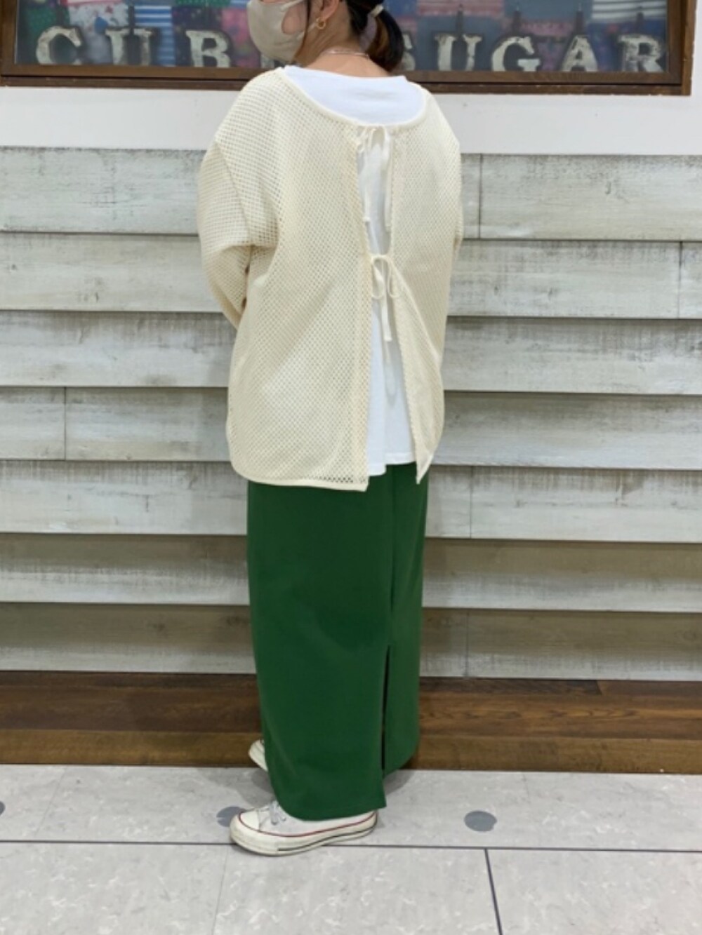 「カジュアルコーデ、春夏コーデ、お出かけコーデ、ゆるコーデ、大人コーデ、大人かわいい、レイヤードスタイル、メガネ女子、スカート」｜「CUBE SUGARのメッシュ編みダブルフロントカーディガン（カーディガン/ボレロ、ベージュ系）」を使った、CUBE SUGAR 近江八幡店さん（レディース・158cm）の春コーディネートの3枚目の写真