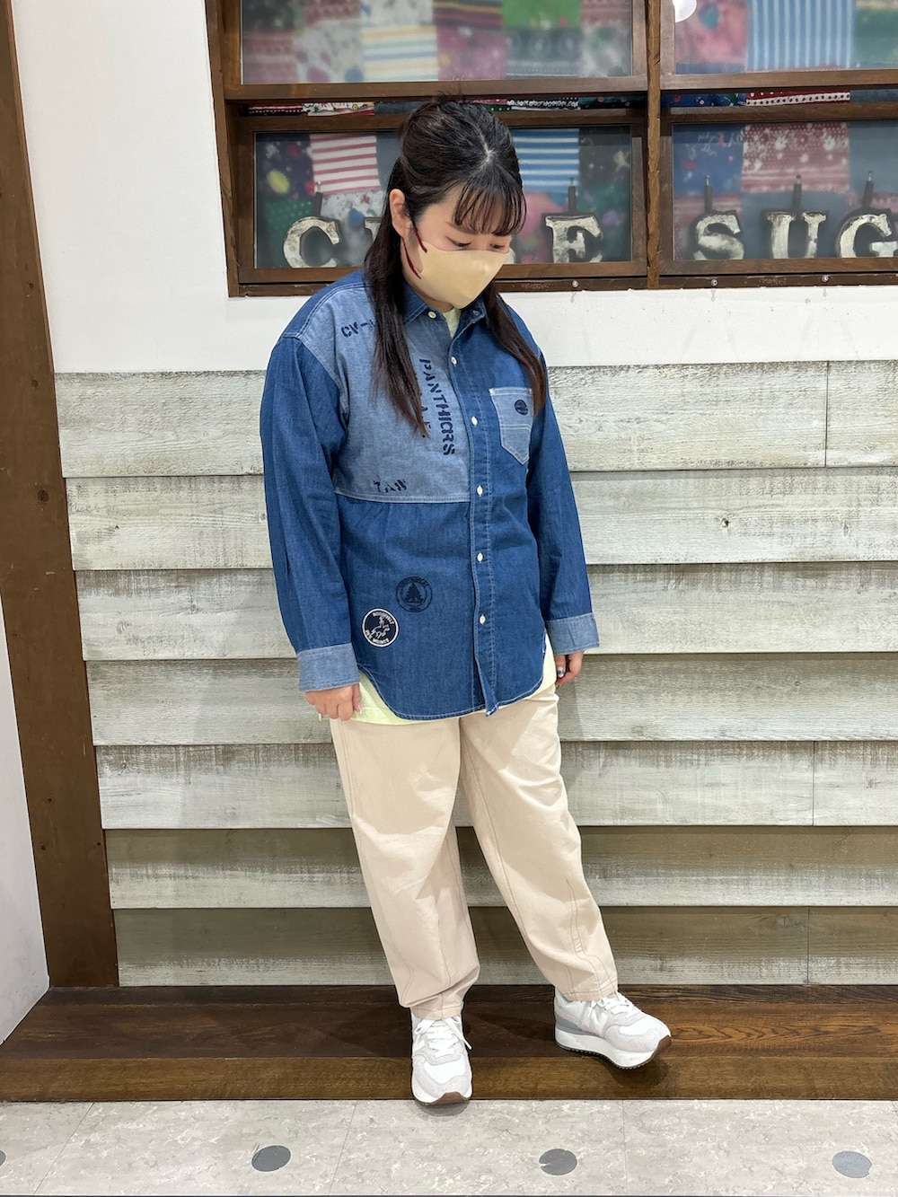 「CUBE SUGAR、キューブシュガー、カジュアル、デニム、デニムジャケット、デニムシャツ、シャツスタイル、大人カジュアル、秋コーデ」｜「CUBE SUGARのナイロンボディバッグ（ボディバッグ/ウエストポーチ、ブラック系）」を使った、CUBE SUGAR 近江八幡店さん（レディース・156cm）の秋コーディネートの2枚目の写真