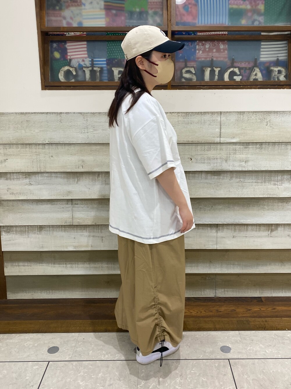 「CUBE SUGAR、キューブシュガー、カジュアル、大人カジュアル、Tシャツ、Tシャツ×スカート、ロゴT、オーバーサイズ」｜「CUBE SUGARの綿ダンプサイドギャザーサスペンダー付きスカート（スカート、ベージュ系）」を使った、CUBE SUGAR 近江八幡店さん（レディース・156cm）の春コーディネートの3枚目の写真