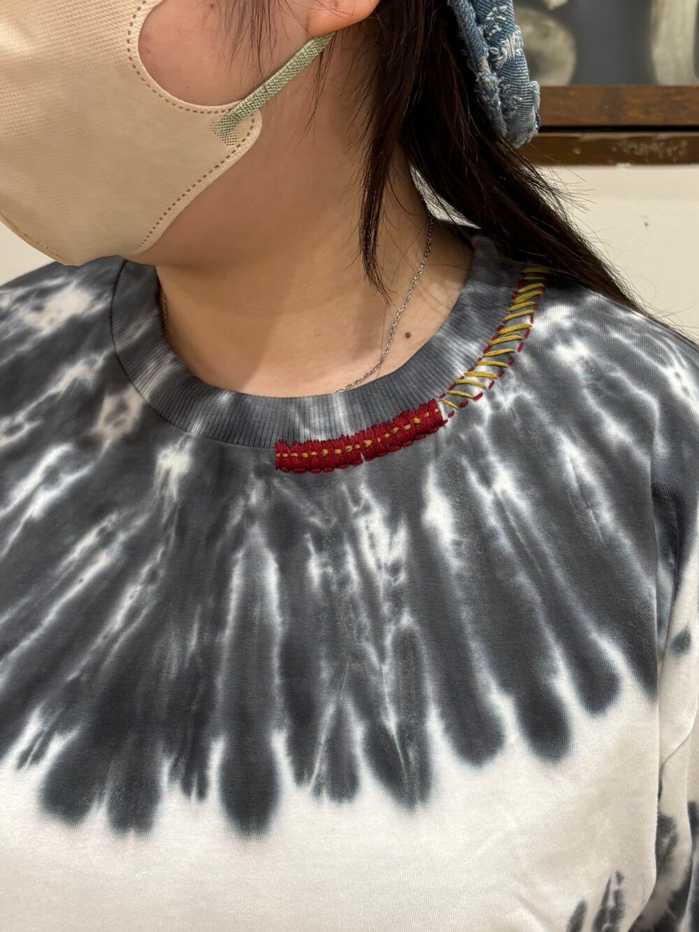 「CUBE SUGAR、カジュアル、カジュアルコーデ、タイダイ柄、Tシャツ、カーゴパンツ、パンツコーデ」｜「CUBE SUGARのインド綿タイダイTシャツ（Tシャツ/カットソー、グレー系）」を使った、CUBE SUGAR 近江八幡店さん（レディース・156cm）の夏コーディネートの3枚目の写真