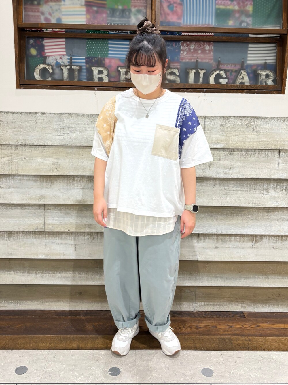 「CUBE SUGAR、カジュアルコーデ、カジュアル、大人カジュアル、春夏コーデ、バンダナ柄、バンダナ、アメカジ、アメカジコーデ」｜「CUBE SUGARの微起毛ツイルらくゆるっとパンツ（その他パンツ、グリーン系）」を使った、CUBE SUGAR 近江八幡店さん（レディース・156cm）の春コーディネートの2枚目の写真