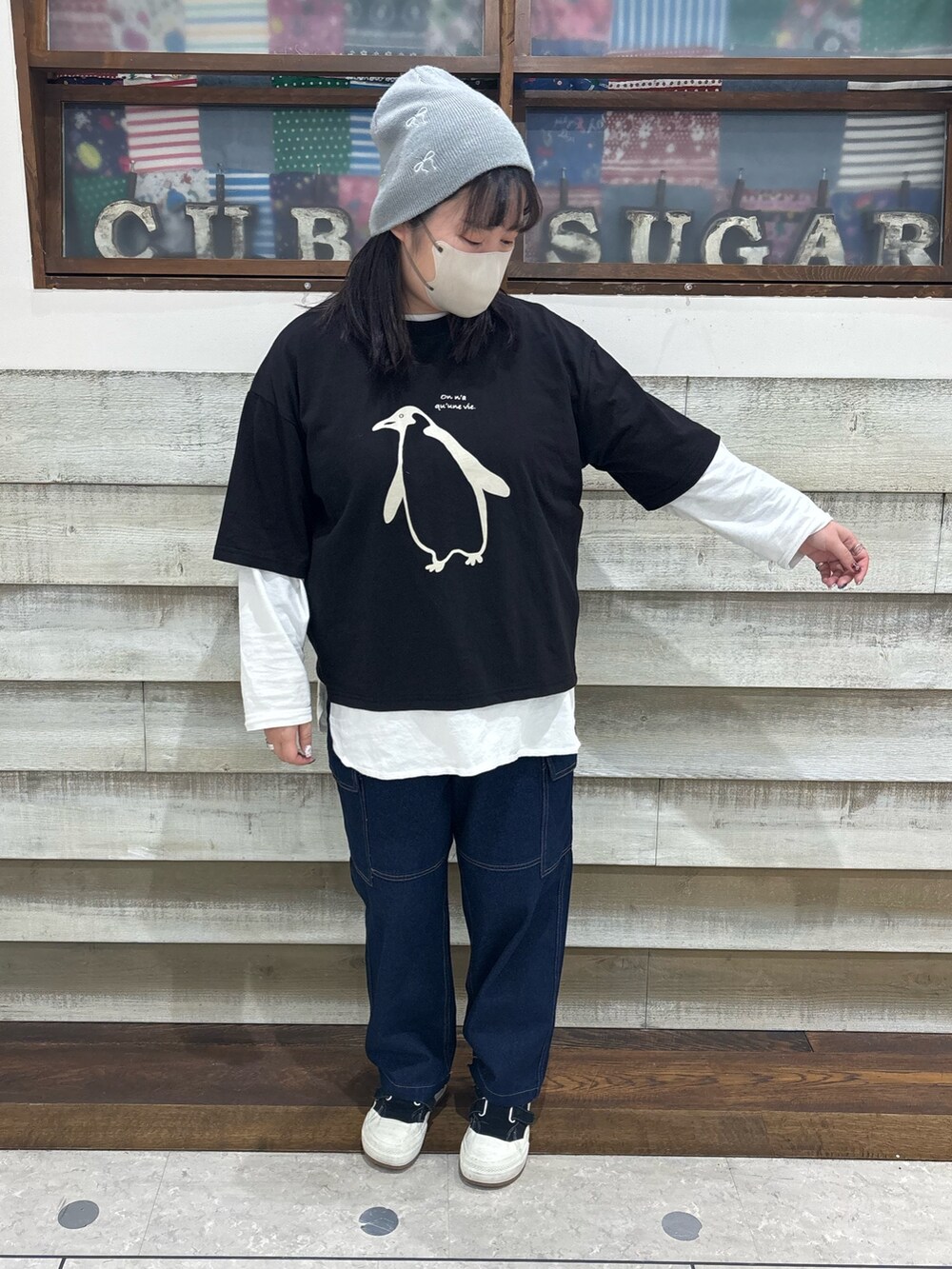 「キューブシュガー、CUBE SUGAR、カジュアルコーデ、春夏コーデ、シンプルコーデ、アウトドアスタイル、アウトドアコーデ、アメカジ、アメカジコーデ、大人カジュアル」｜「CUBE SUGARのOE天竺カットソー裾ラウンド長袖Tシャツ（Tシャツ/カットソー、ホワイト系）」を使った、CUBE SUGAR 近江八幡店さん（レディース・156cm）の春コーディネートの2枚目の写真