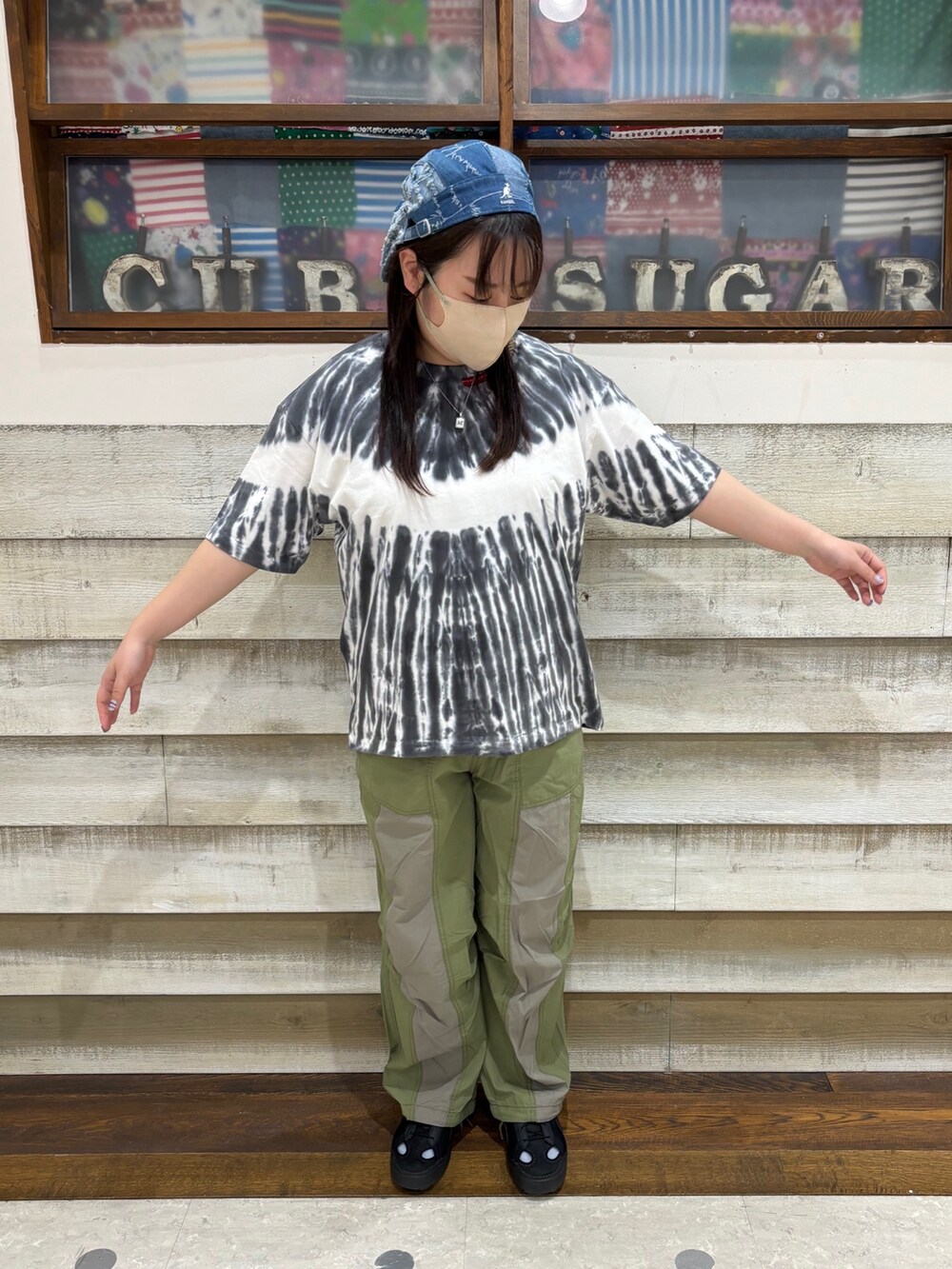 「CUBE SUGAR、カジュアル、カジュアルコーデ、タイダイ柄、Tシャツ、カーゴパンツ、パンツコーデ」｜「CUBE SUGARのインド綿タイダイTシャツ（Tシャツ/カットソー、グレー系）」を使った、CUBE SUGAR 近江八幡店さん（レディース・156cm）の夏コーディネートの2枚目の写真