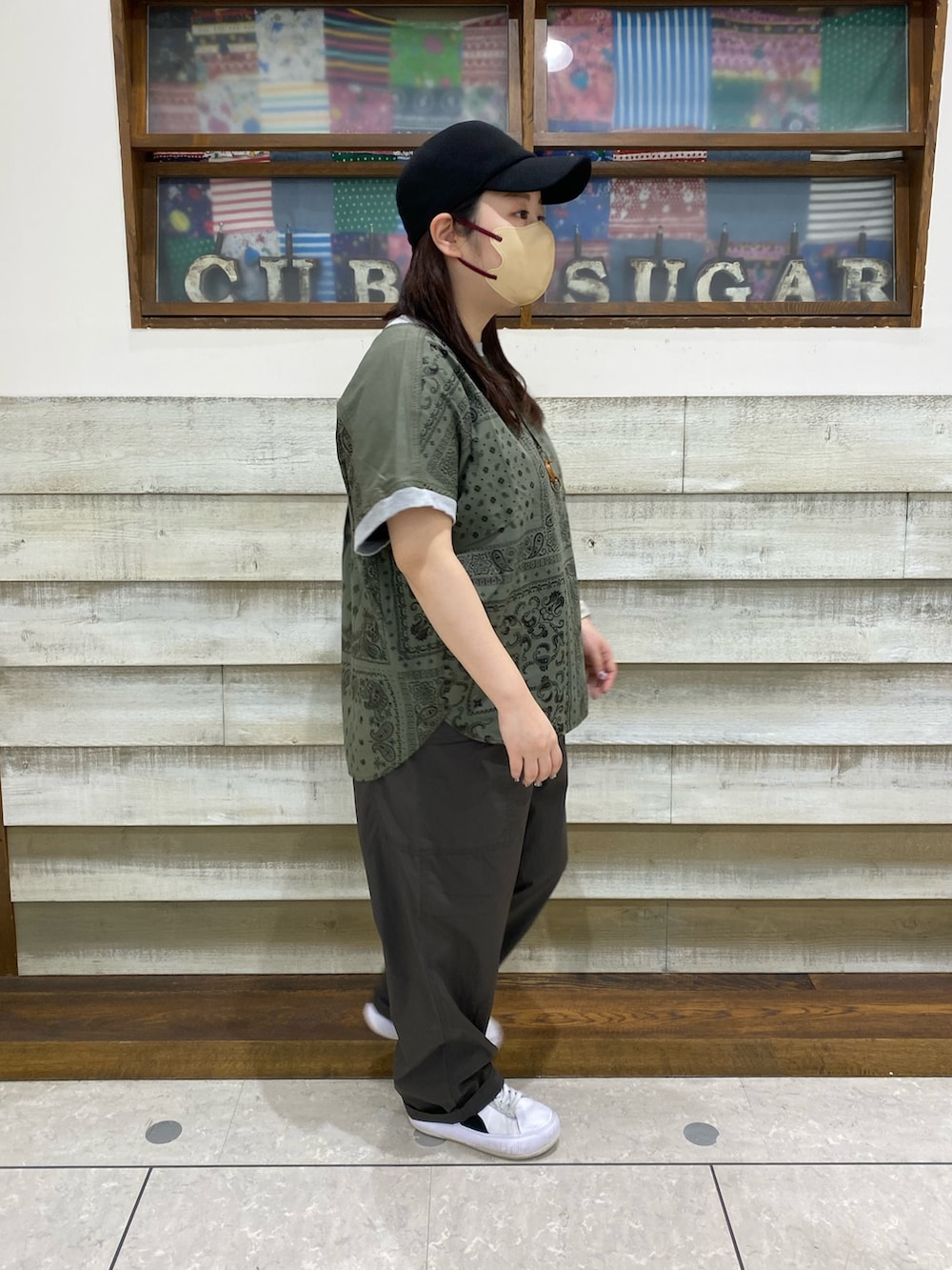 「CUBE SUGAR、ペイズリー、綿パンツ、カーゴパンツ、ストレートパンツ、ブラウス、カジュアル、大人カジュアル、アメカジ」｜「CUBE SUGARのコットンポプリンサイドポケットバルーンパンツ（その他パンツ、ブラック系）」を使った、CUBE SUGAR 近江八幡店さん（レディース・156cm）の春コーディネートの3枚目の写真