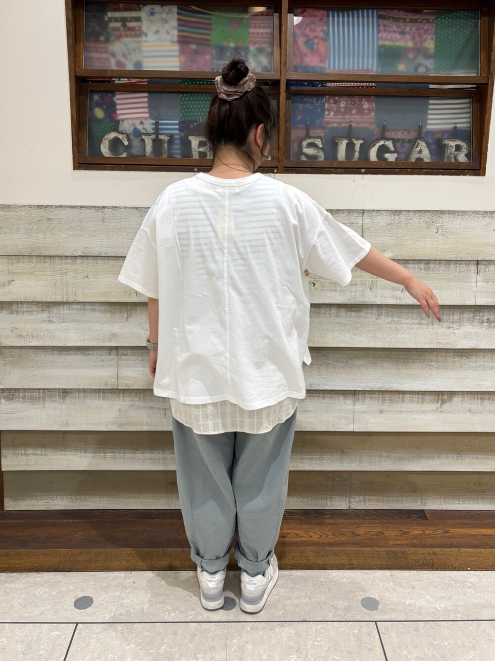 「CUBE SUGAR、カジュアルコーデ、カジュアル、大人カジュアル、春夏コーデ、バンダナ柄、バンダナ、アメカジ、アメカジコーデ」｜「CUBE SUGARの微起毛ツイルらくゆるっとパンツ（その他パンツ、グリーン系）」を使った、CUBE SUGAR 近江八幡店さん（レディース・156cm）の春コーディネートの3枚目の写真