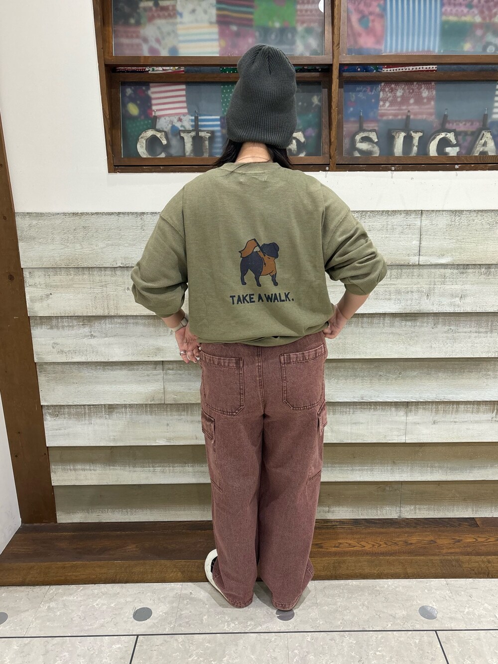 「キューブシュガー、CUBESUGAR、カジュアルコーデ、カーゴパンツ、犬、ワッフル、秋コーデ、アメカジ」｜「CUBE SUGARのCVCワッフルわんちゃんプリントプルオーバー（Tシャツ/カットソー、グリーン系）」を使った、CUBE SUGAR 近江八幡店さん（レディース・156cm）の秋コーディネートの2枚目の写真