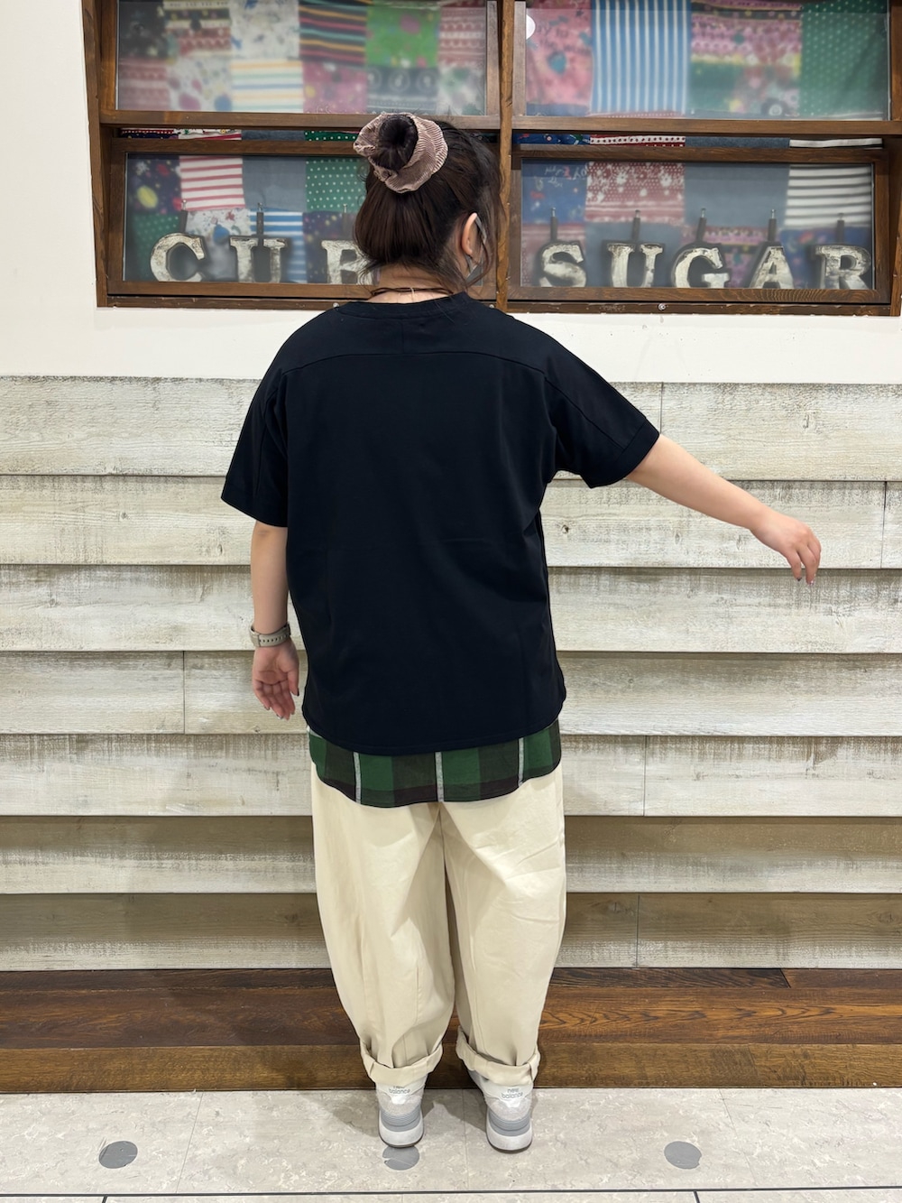 「CUBE SUGAR、キューブシュガー、カジュアル、カジュアルコーデ、春夏コーデ、大人カジュアル、汗染み防止、汗染み防止Tシャツ、ロゴT」｜「CUBE SUGARの20/-天竺カットソー先染めボーダー裾切替タンクトップ（タンクトップ、イエロー系）」を使った、CUBE SUGAR 近江八幡店さん（レディース・156cm）の春コーディネートの2枚目の写真