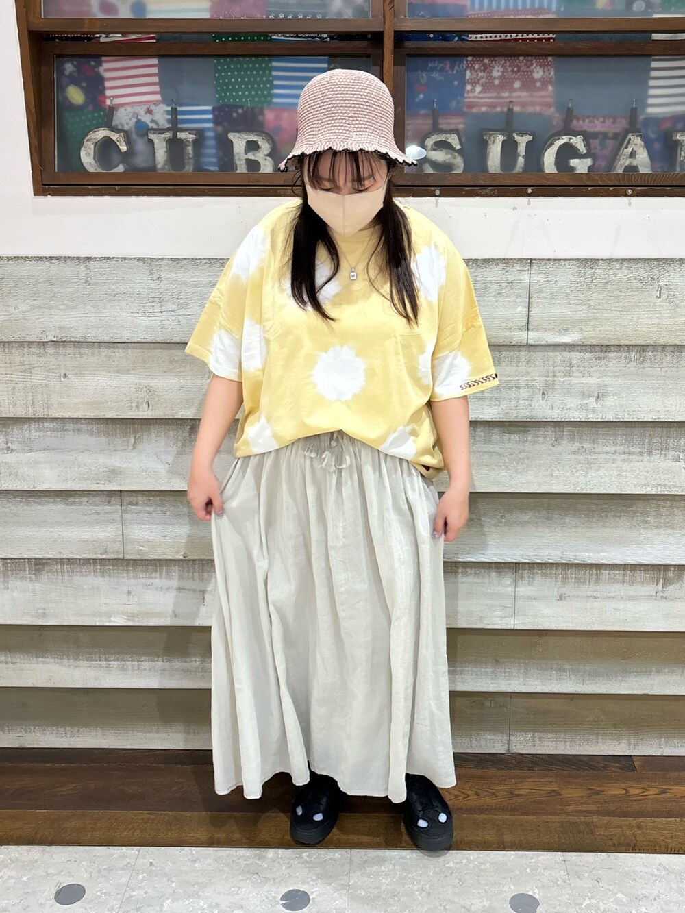 「キューブシュガー、CUBE SUGAR、カジュアル、大人カジュアル、ドット、スカート、夏コーデ」｜「CUBE SUGARのインド綿タイダイドット柄ドルマンTシャツ（Tシャツ/カットソー、ベージュ系）」を使った、CUBE SUGAR 近江八幡店さん（レディース・156cm）の夏コーディネートの2枚目の写真