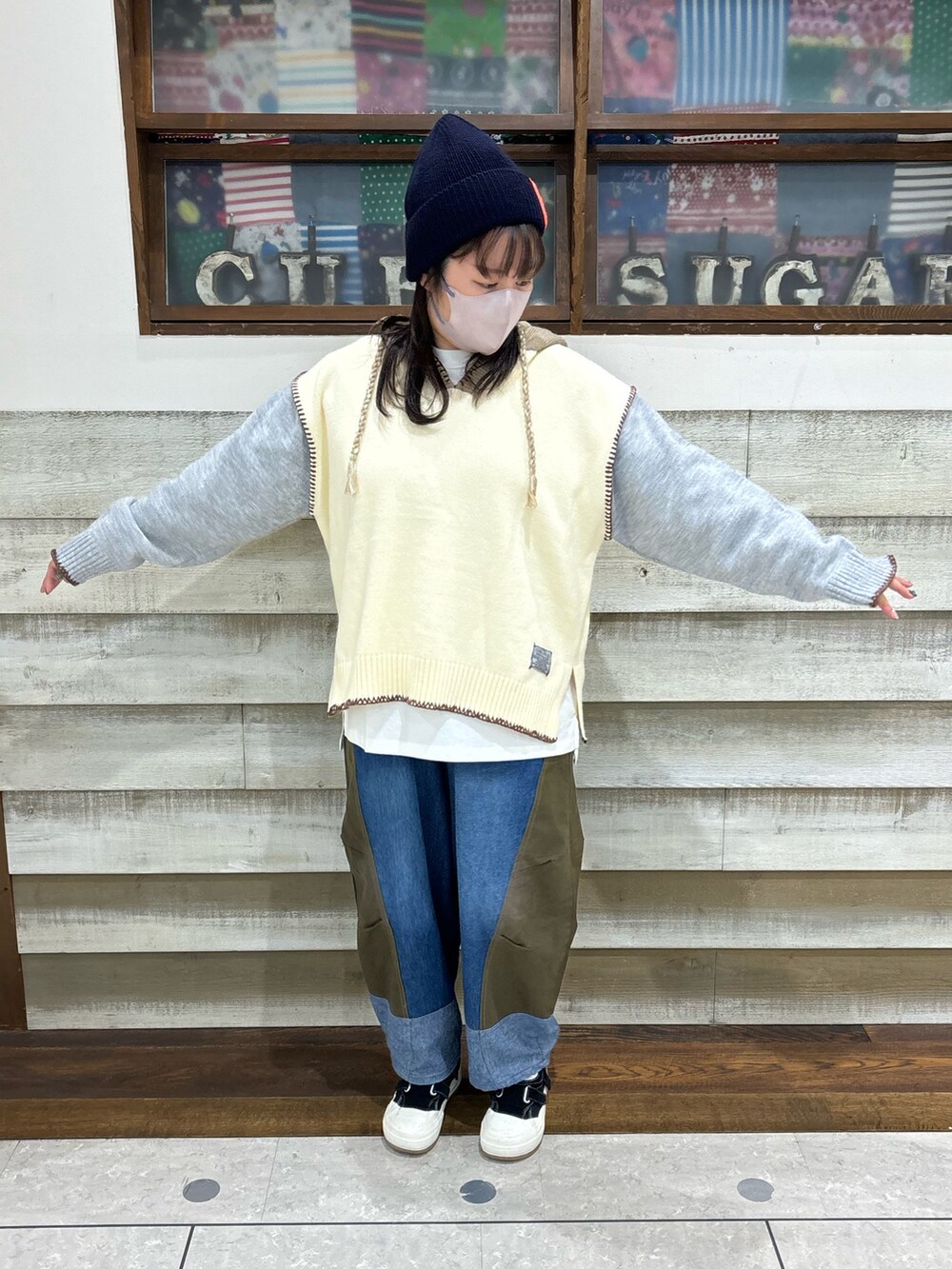 「CUBE SUGAR、キューブシュガー、カジュアルコーデ、アメカジ、ニット、フード付きニット、洗えるニット、デニム、秋冬コーデ」｜「CUBE SUGARのウォッシャブルニットハンドステッチパーカー（パーカー、ホワイト系）」を使った、CUBE SUGAR 近江八幡店さん（レディース・156cm）の秋コーディネートの3枚目の写真