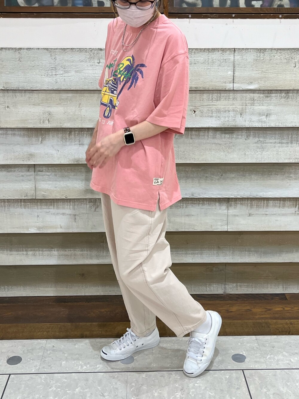 「プリントT、Tシャツ、コクーンパンツ、白パンツ、きれいめカジュアル、夏だ！Tシャツ着よう！」｜「CUBE SUGARのOE天竺ロゴプリントビッグTシャツ（Tシャツ/カットソー、ピンク系）」を使った、CUBE SUGAR 近江八幡店さん（レディース・158cm）の夏コーディネートの2枚目の写真