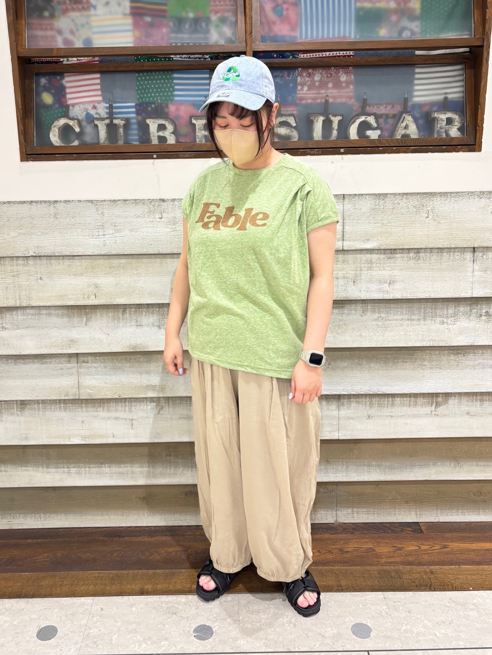 「CUBE SUGAR、キューブシュガー、カジュアル、カジュアルコーデ、大人カジュアル、チェック、チェックシャツ、ドルマン、ドルマンシャツ、フレンチ、フレンチスリーブ、綿100％、夏、夏コーデ、ワイドパンツ」｜「CUBE SUGARの30/-天竺片染タックフレンチスリーブTシャツ（Tシャツ/カットソー、ホワイト系）」を使った、CUBE SUGAR 近江八幡店さん（レディース・156cm）の春コーディネートの2枚目の写真