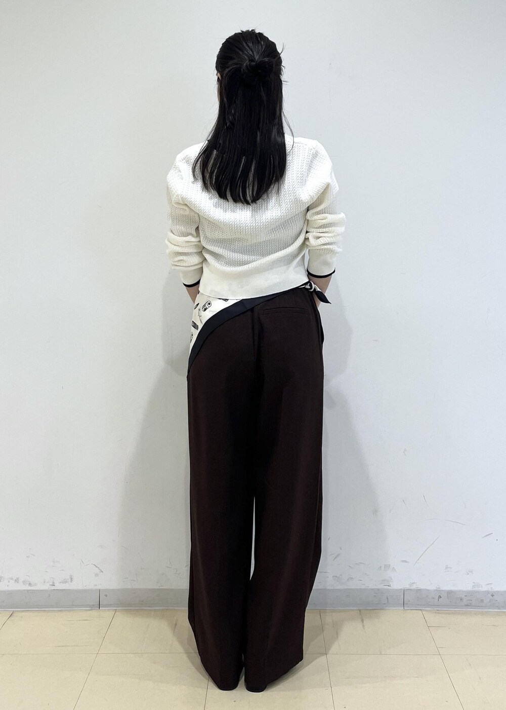 ブラック系のローファー、ブラウン系のその他パンツ、ホワイト系のカーディガン/ボレロを着用したレディースの秋コーディネートの3枚目の写真