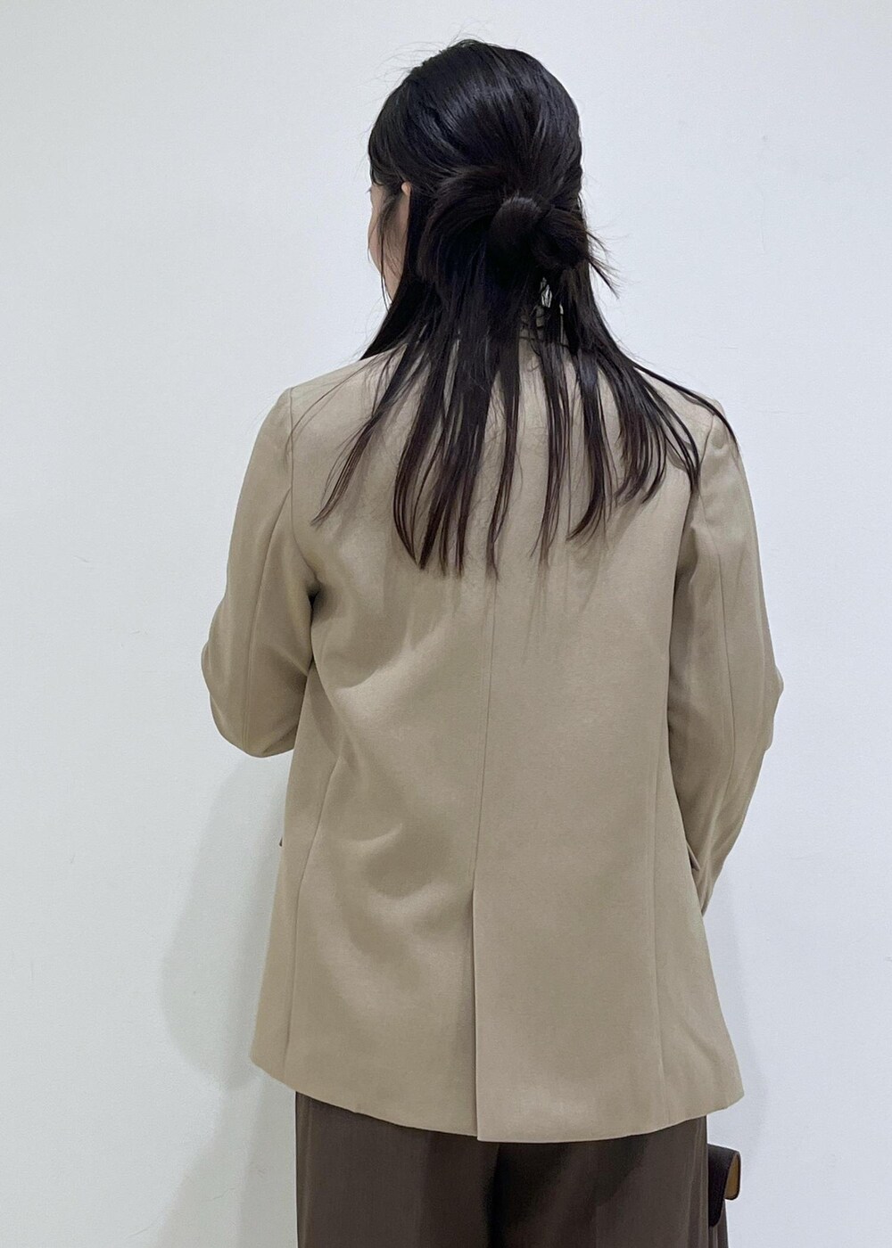 ブラウン系のハンドバッグ、ホワイト系のパンプス、ホワイト系のニット/セーターを着用したレディースの秋コーディネートの10枚目の写真