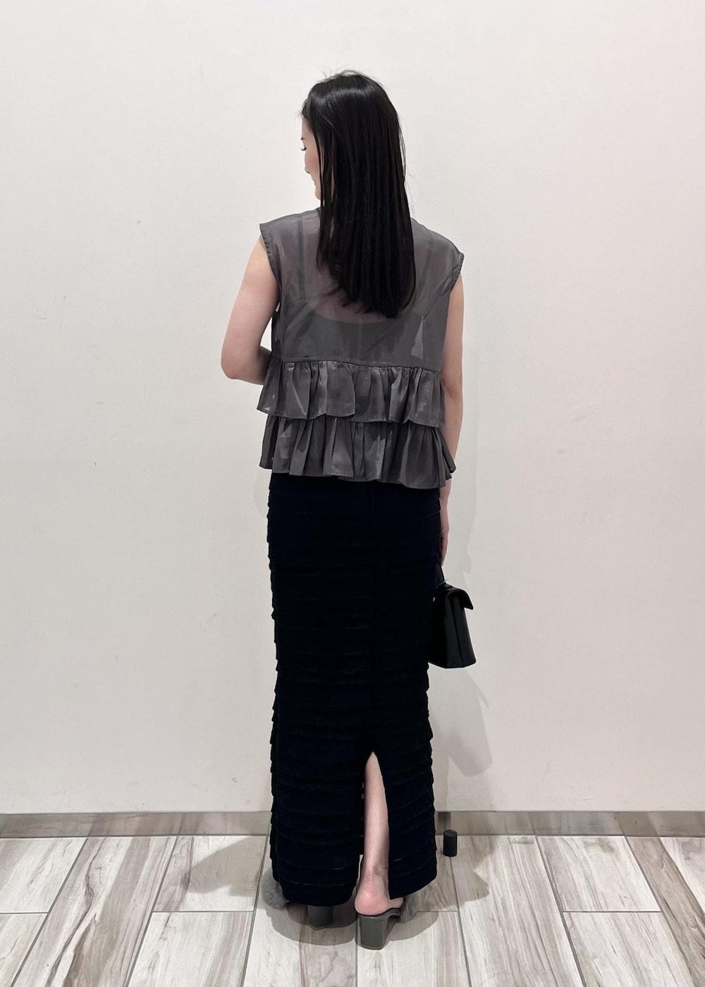 ブラック系のスカート、グレー系のシャツ/ブラウス、ブラック系のショルダーバッグを着用したレディースの夏コーディネートの5枚目の写真