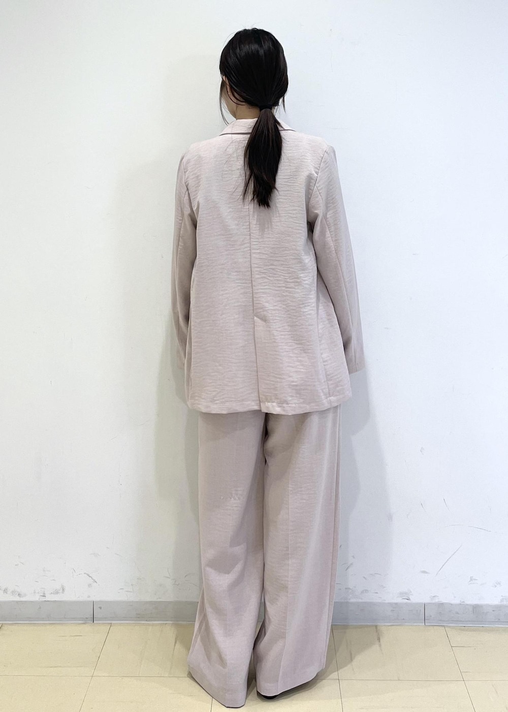 ブラック系のショルダーバッグ、ブラック系のパンプス、ピンク系のその他パンツを着用したレディースの春コーディネートの4枚目の写真