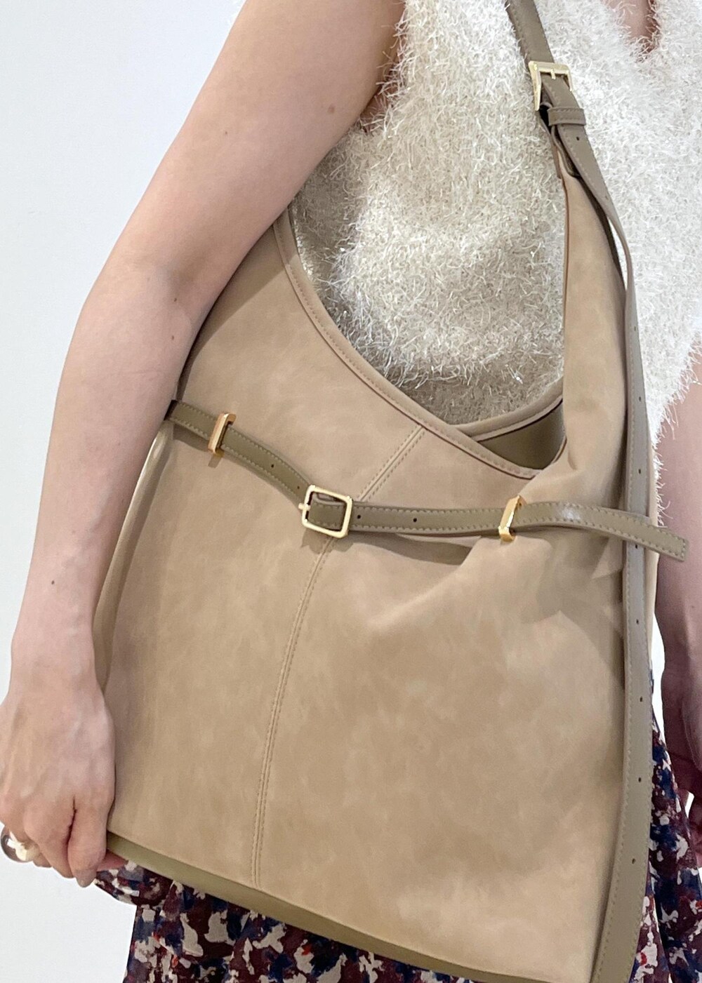 ホワイト系のパンプス、ブラウン系のスカート、ホワイト系のニット/セーターを着用したレディースの秋コーディネートの8枚目の写真