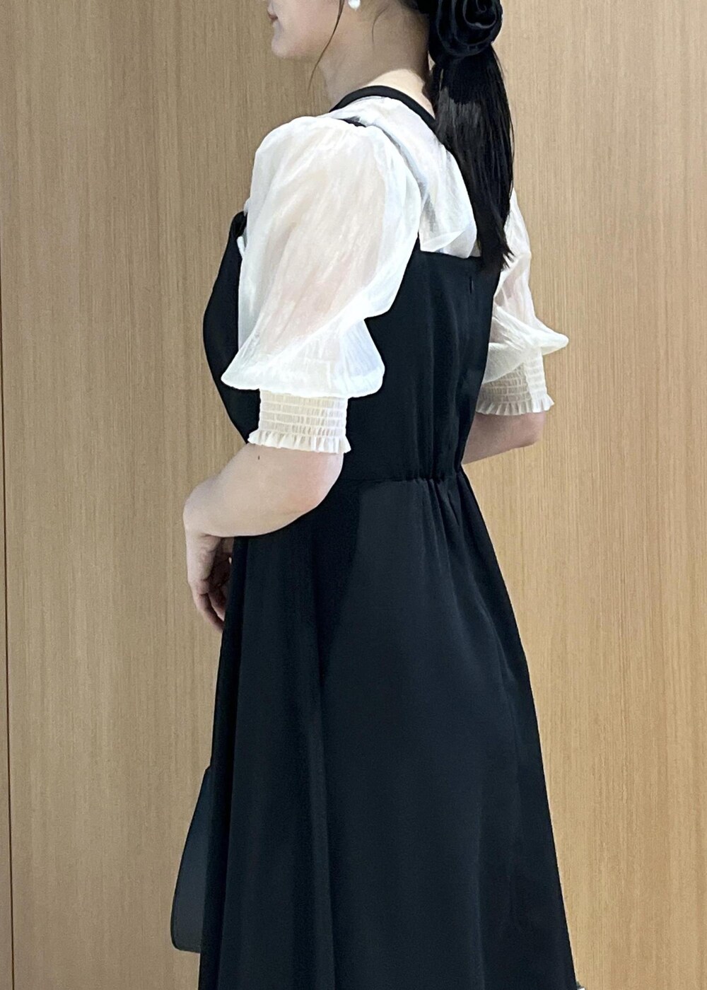 ブラック系のハンドバッグ、ブラック系のパンプス、ブラック系のワンピースを着用したレディースの春コーディネートの7枚目の写真