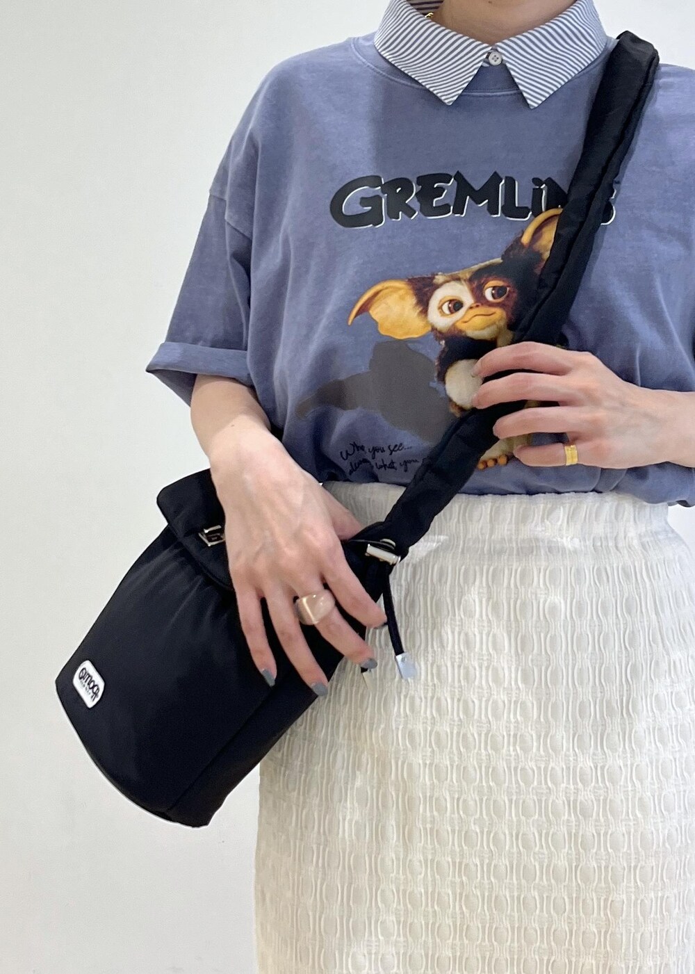 ブラック系のサンダル、ホワイト系のスカート、ブルー系のシャツ/ブラウスを着用したレディースの夏コーディネートの9枚目の写真