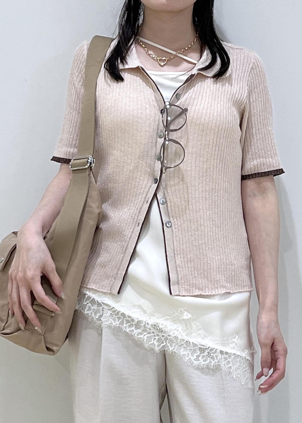 ホワイト系のその他パンツ、ベージュ系のショルダーバッグ、ピンク系のカーディガン/ボレロを着用したレディースの春コーディネートの4枚目の写真