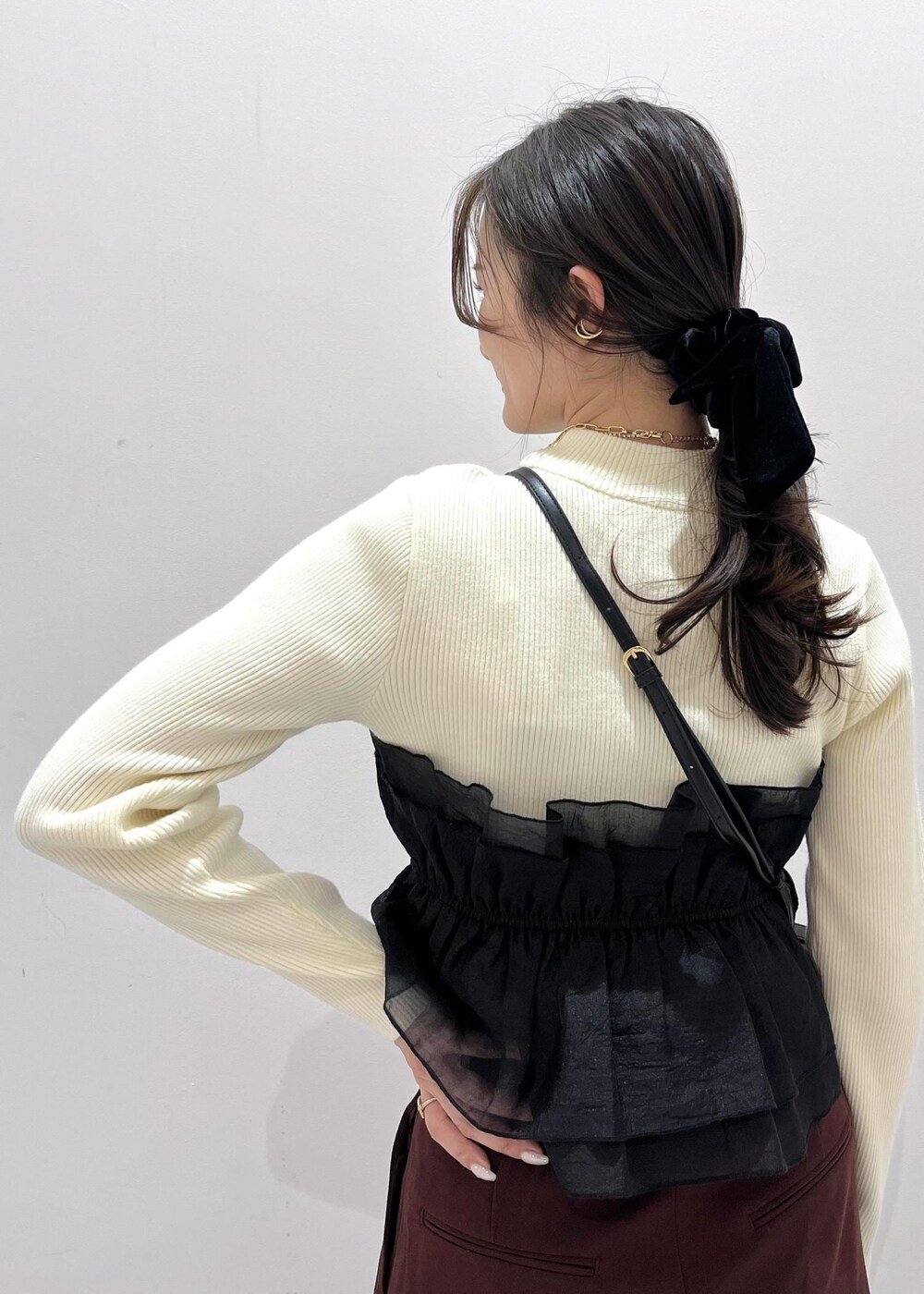 その他のショルダーバッグ、ブラウン系のその他パンツ、ホワイト系のニット/セーターを着用したレディースの冬コーディネートの8枚目の写真