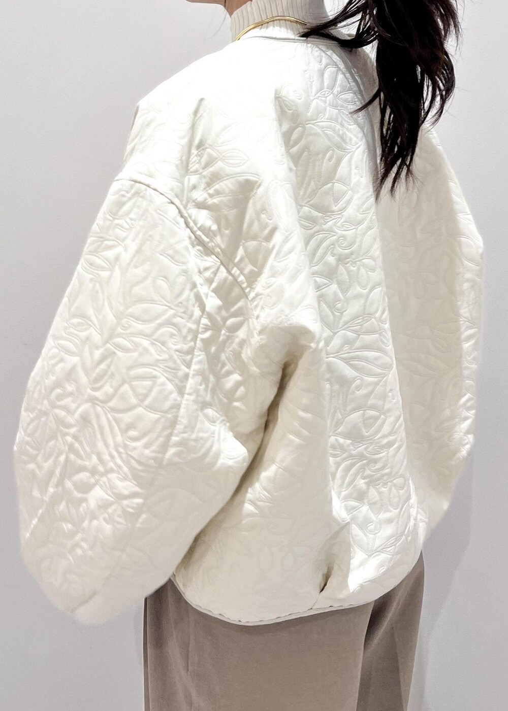 ホワイト系のショルダーバッグ、ホワイト系のブーツ、ホワイト系のブルゾンを着用したレディースの秋コーディネートの6枚目の写真