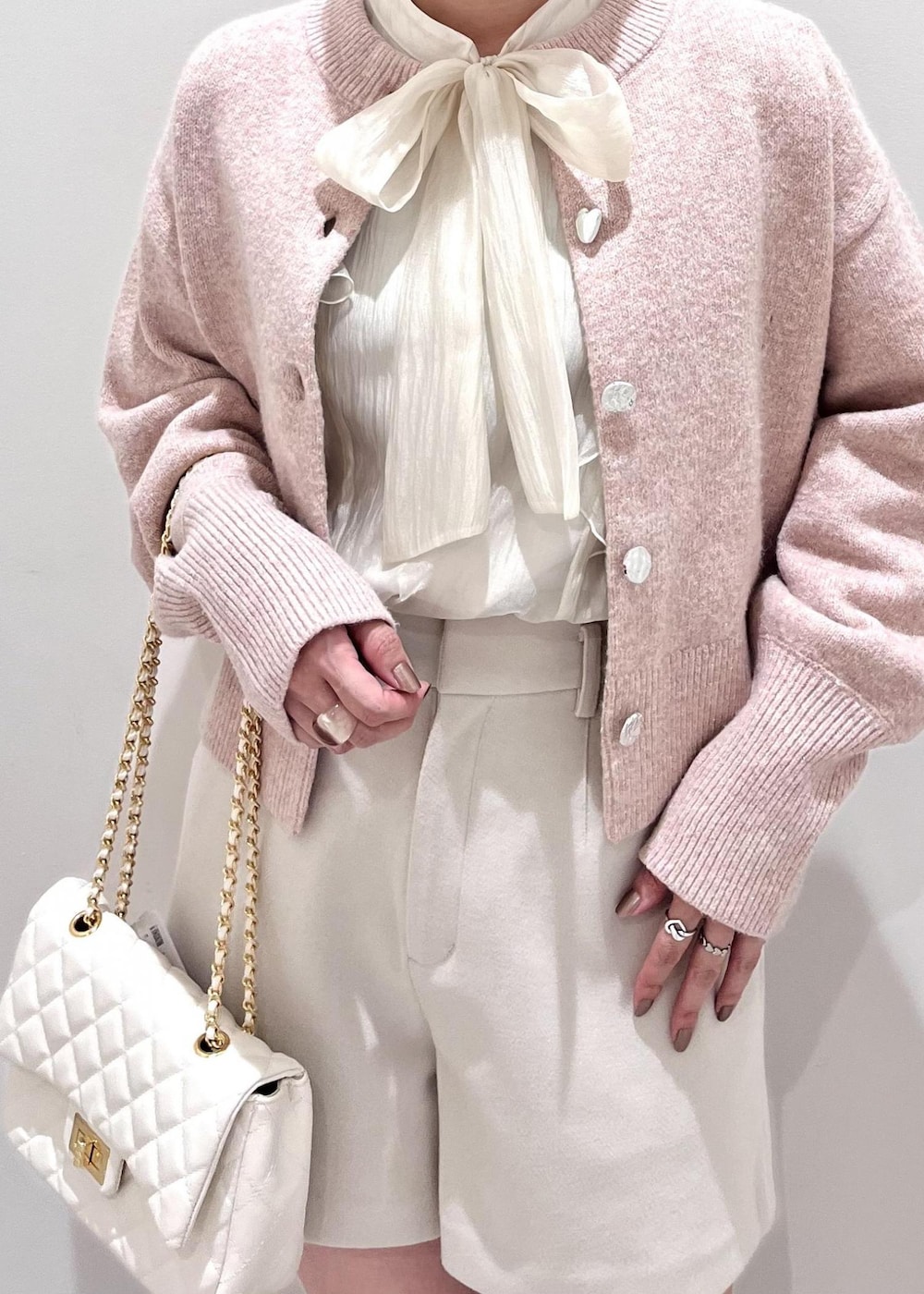 ベージュ系のその他パンツ、ホワイト系のショルダーバッグ、ホワイト系のシャツ/ブラウスを着用したレディースの秋コーディネートの5枚目の写真