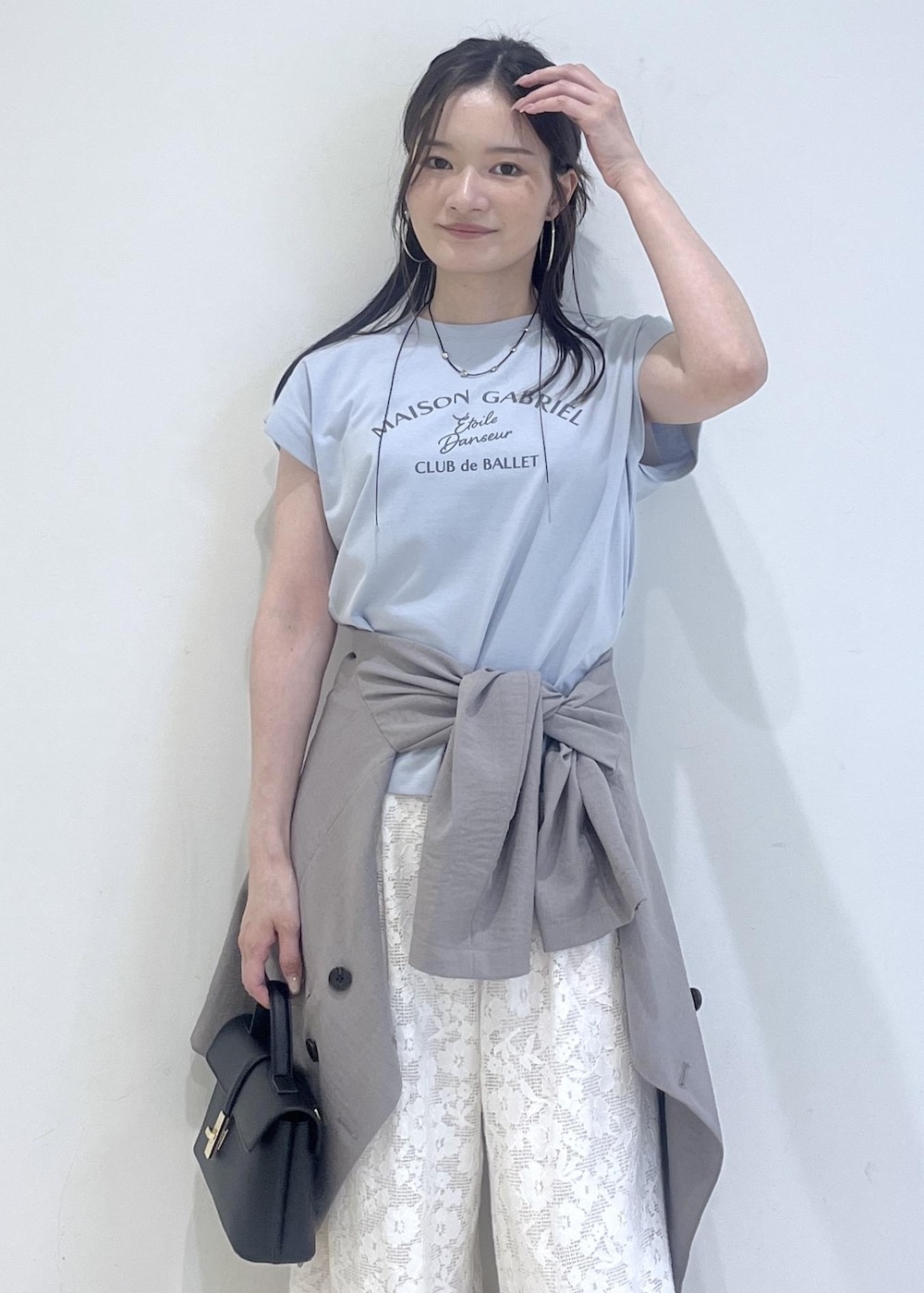 ブルー系のTシャツ/カットソー、ホワイト系のその他パンツ、グレー系のテーラードジャケットを着用したレディースの夏コーディネートの4枚目の写真