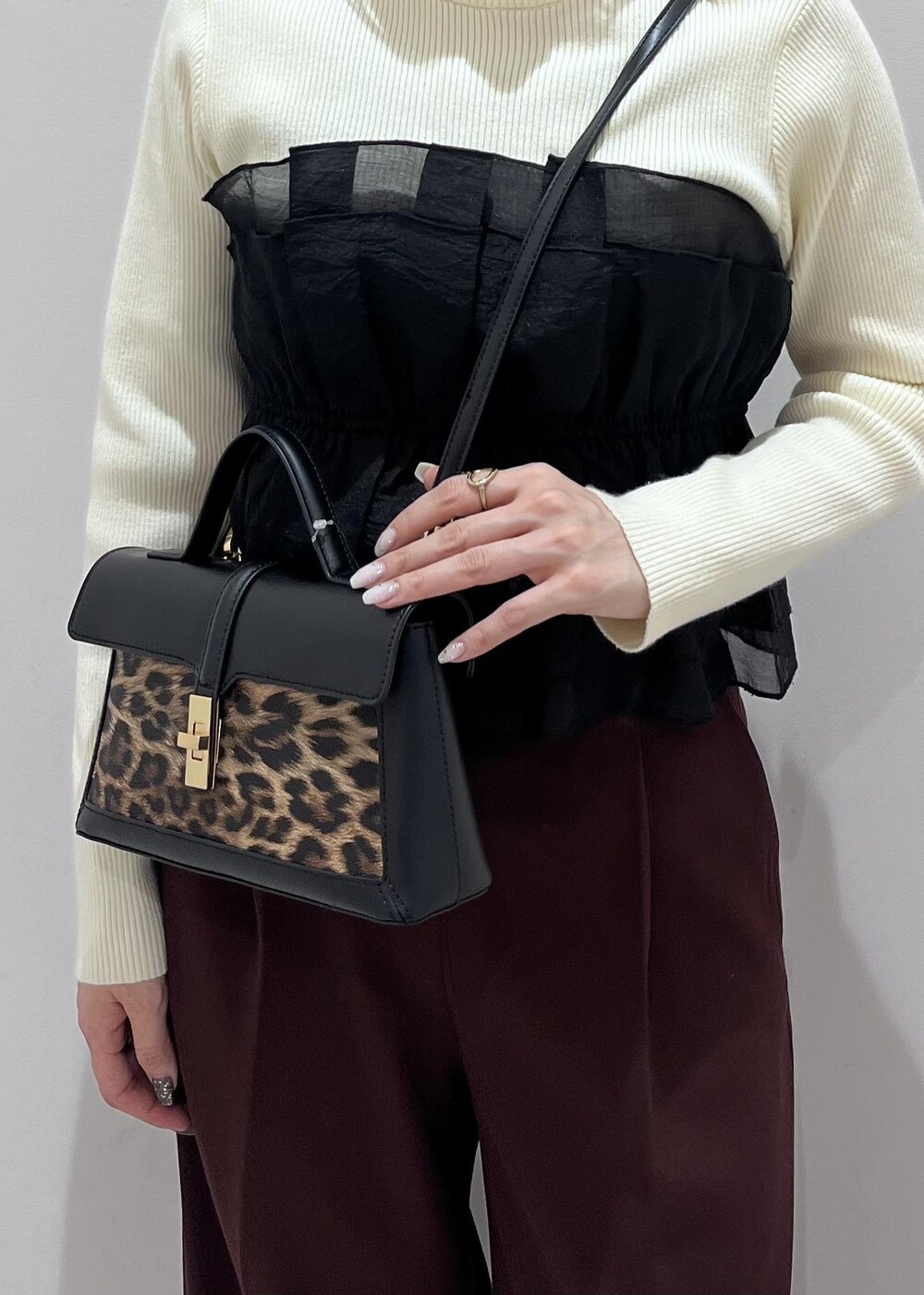 その他のショルダーバッグ、ブラウン系のその他パンツ、ホワイト系のニット/セーターを着用したレディースの冬コーディネートの6枚目の写真