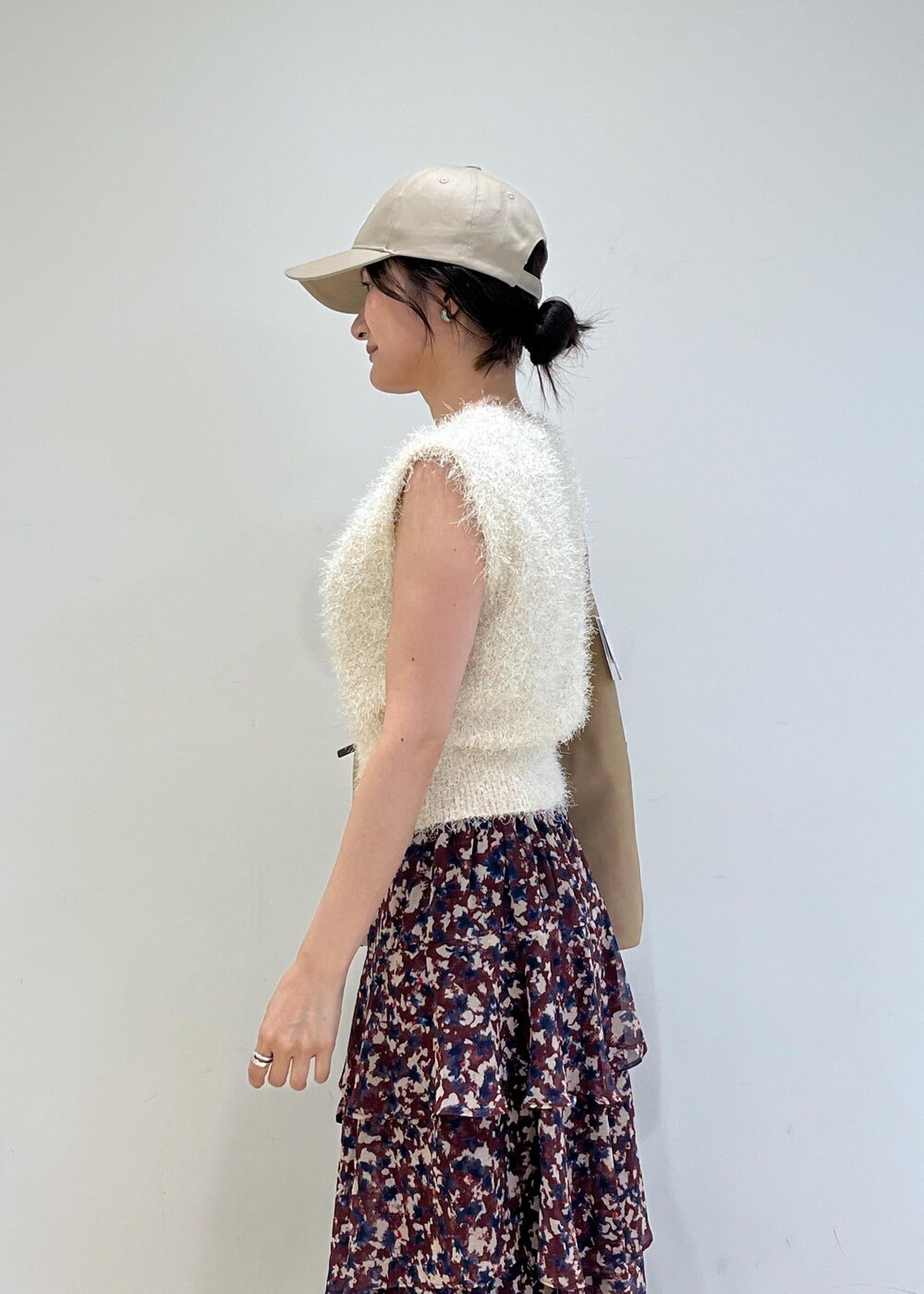 ホワイト系のパンプス、ブラウン系のスカート、ホワイト系のニット/セーターを着用したレディースの秋コーディネートの5枚目の写真