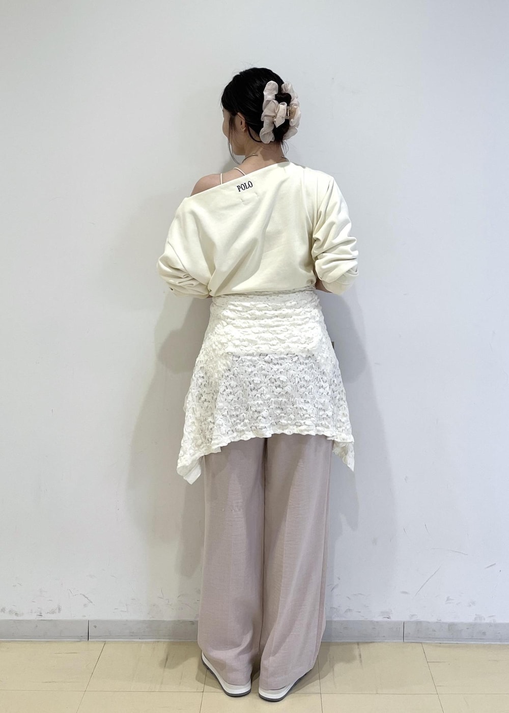 ホワイト系のカーディガン/ボレロ、ベージュ系のショルダーバッグ、ピンク系のその他パンツを着用したレディースの春コーディネートの2枚目の写真